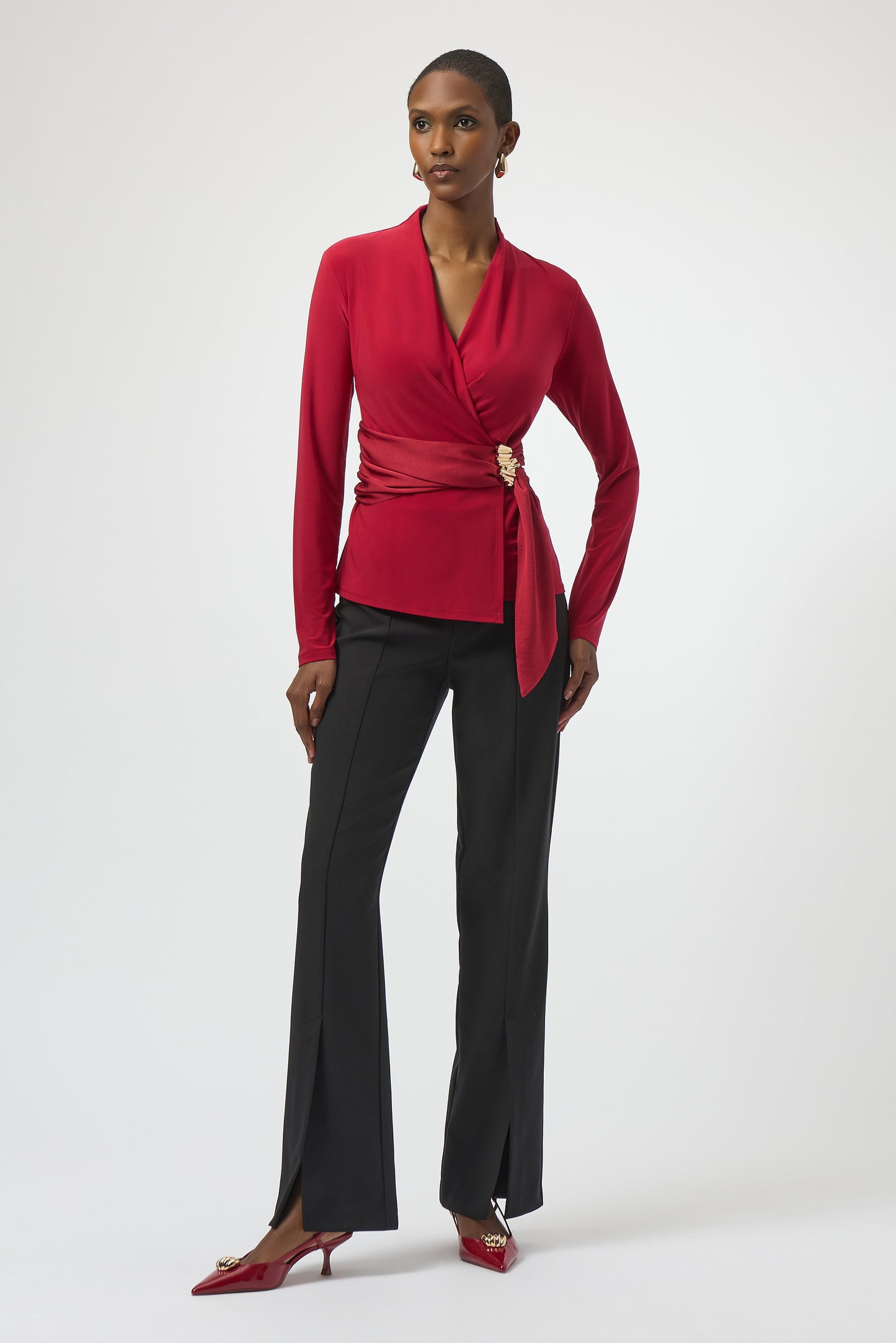 Blusa cruzada ajustada con detalle metálico rojo cereza 254117