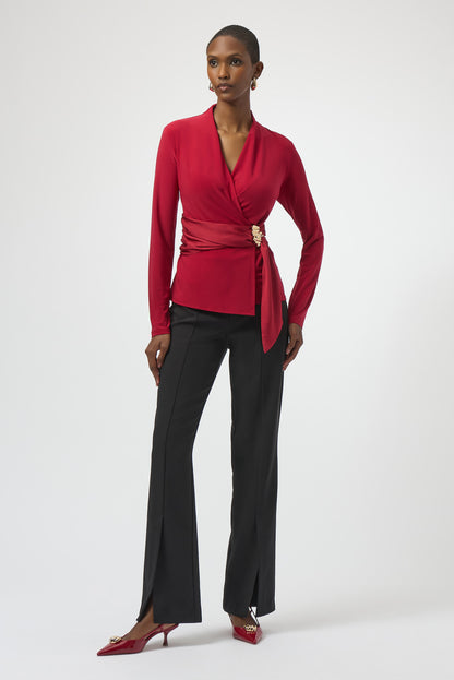 Blusa cruzada ajustada con detalle metálico rojo cereza 254117