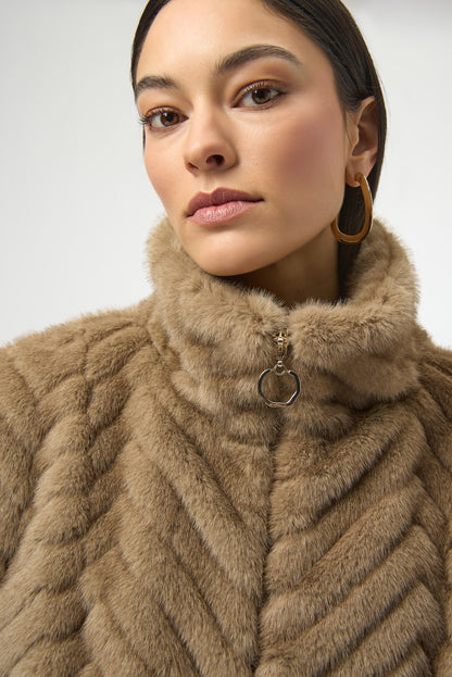 Chaleco de piel sintética con diseño de chevron avellana 254906