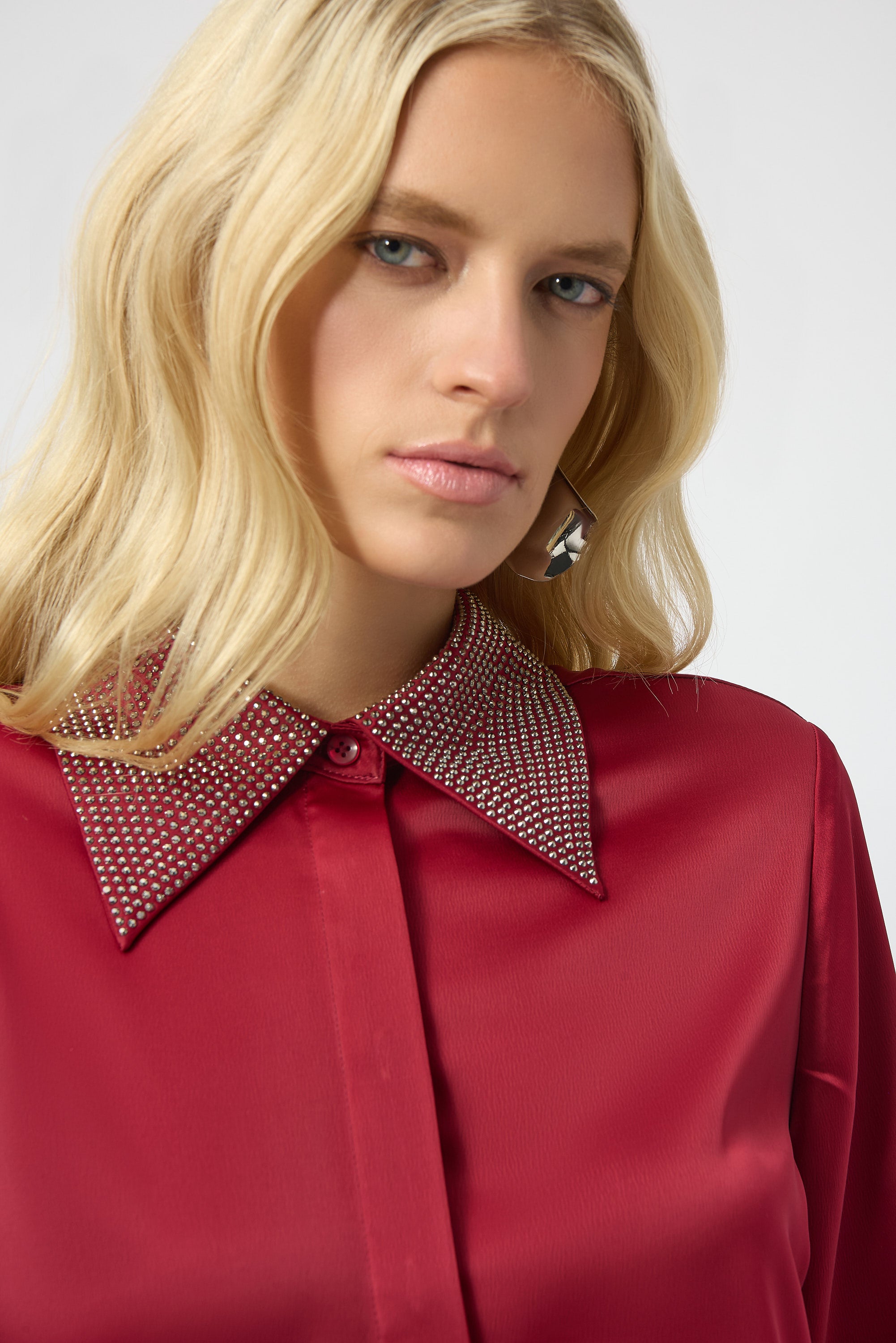 Blusa satinada con cuello adornado rojo cereza 254926