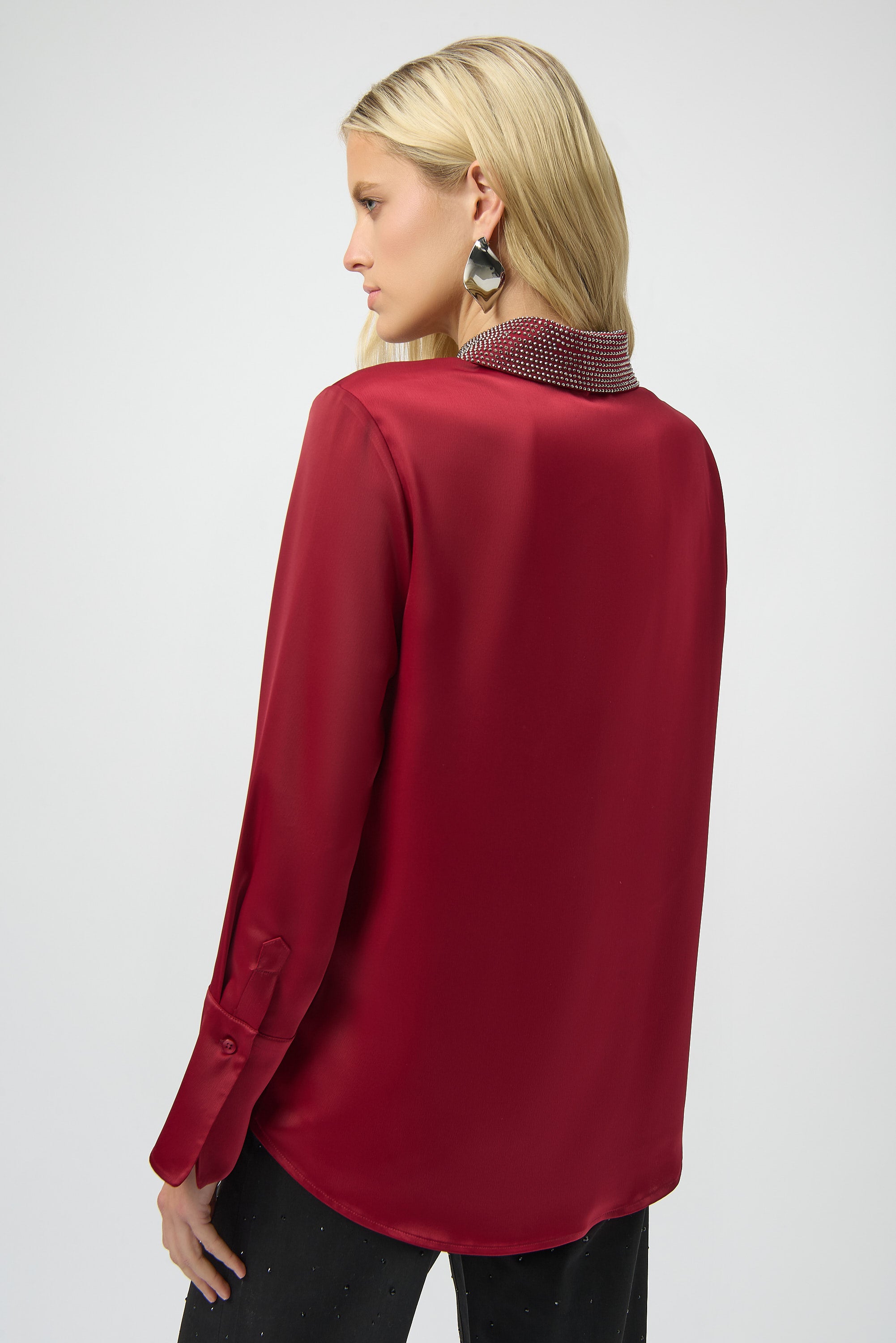 Blusa satinada con cuello adornado rojo cereza 254926