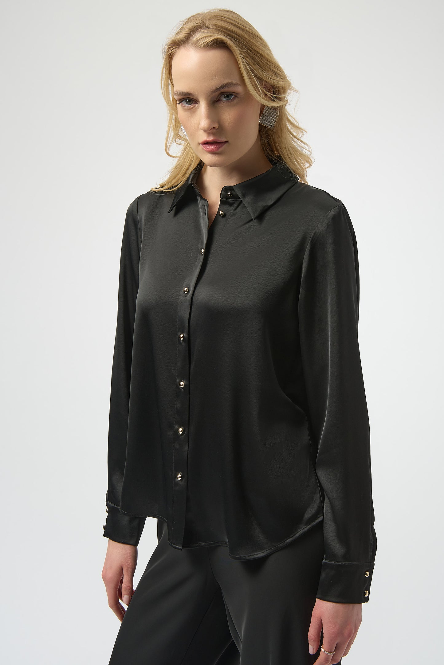Blusa con escote en espalda y detalle de pedrería negro 254967