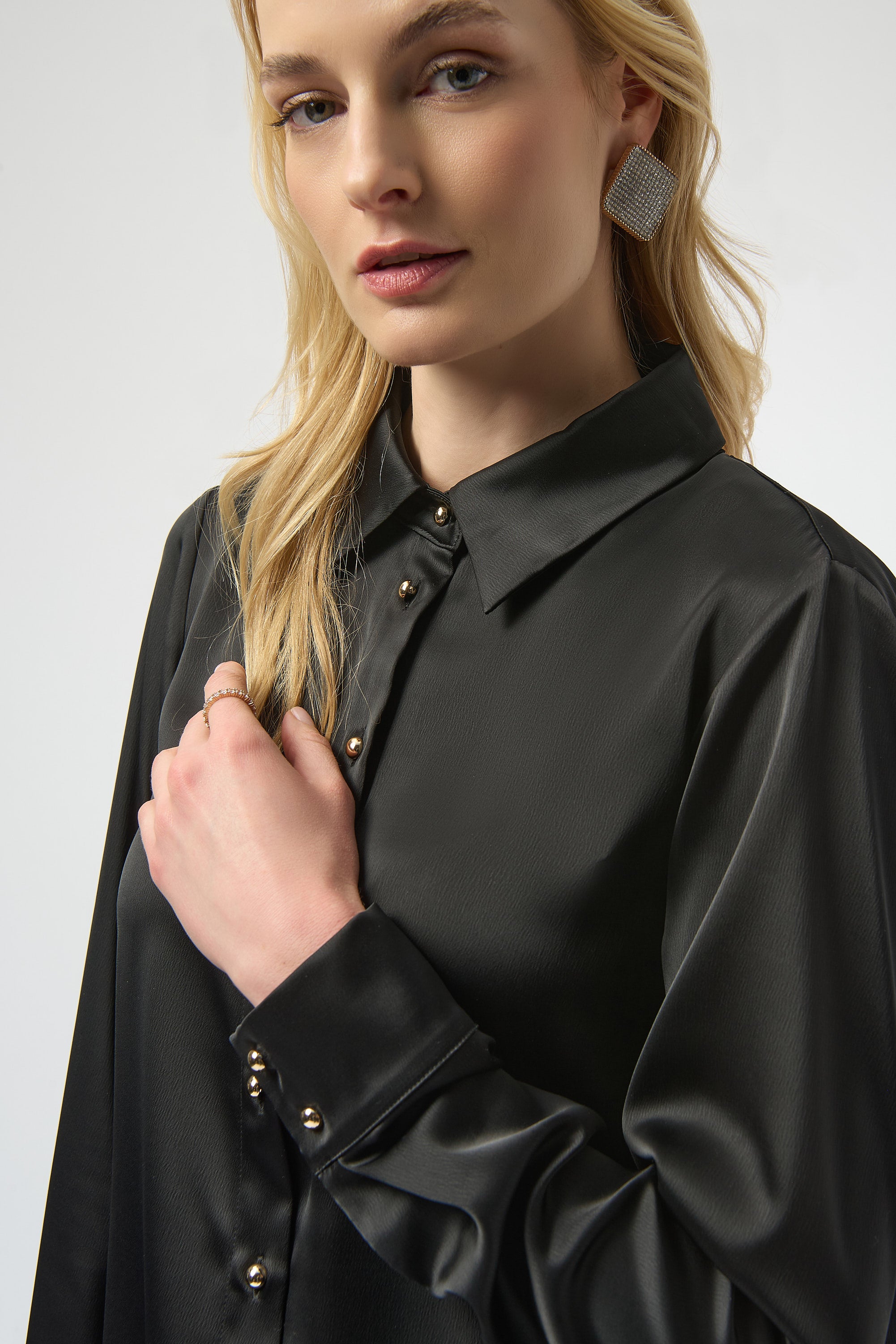 Blusa con escote en espalda y detalle de pedrería negro 254967