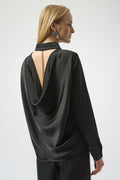 Blusa con escote en espalda y detalle de pedrería negro 254967