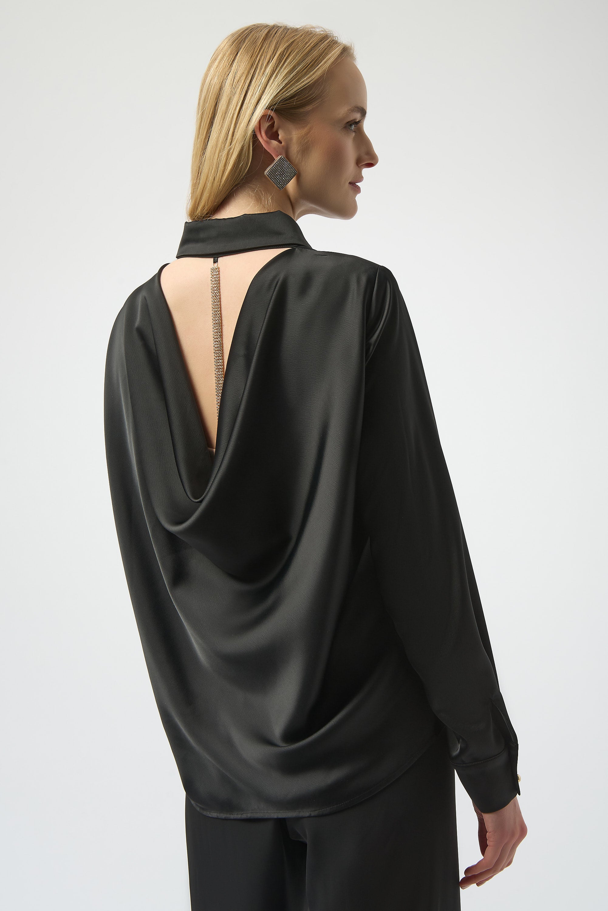 Blusa con escote en espalda y detalle de pedrería negro 254967