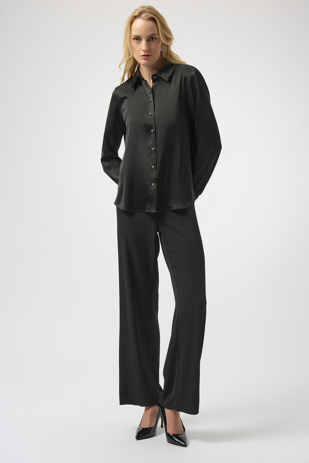 Blusa con escote en espalda y detalle de pedrería negro 254967