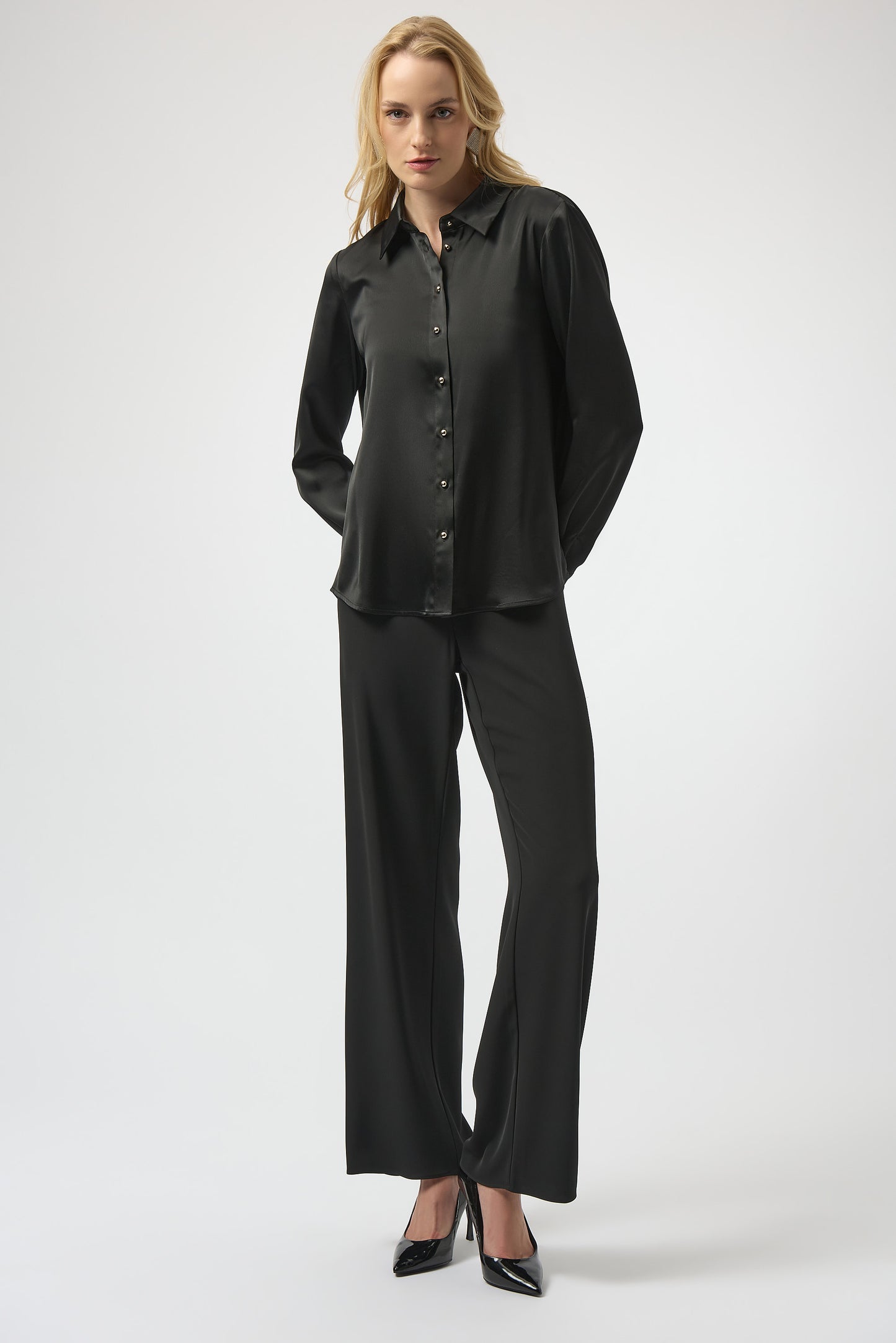 Blusa con escote en espalda y detalle de pedrería negro 254967