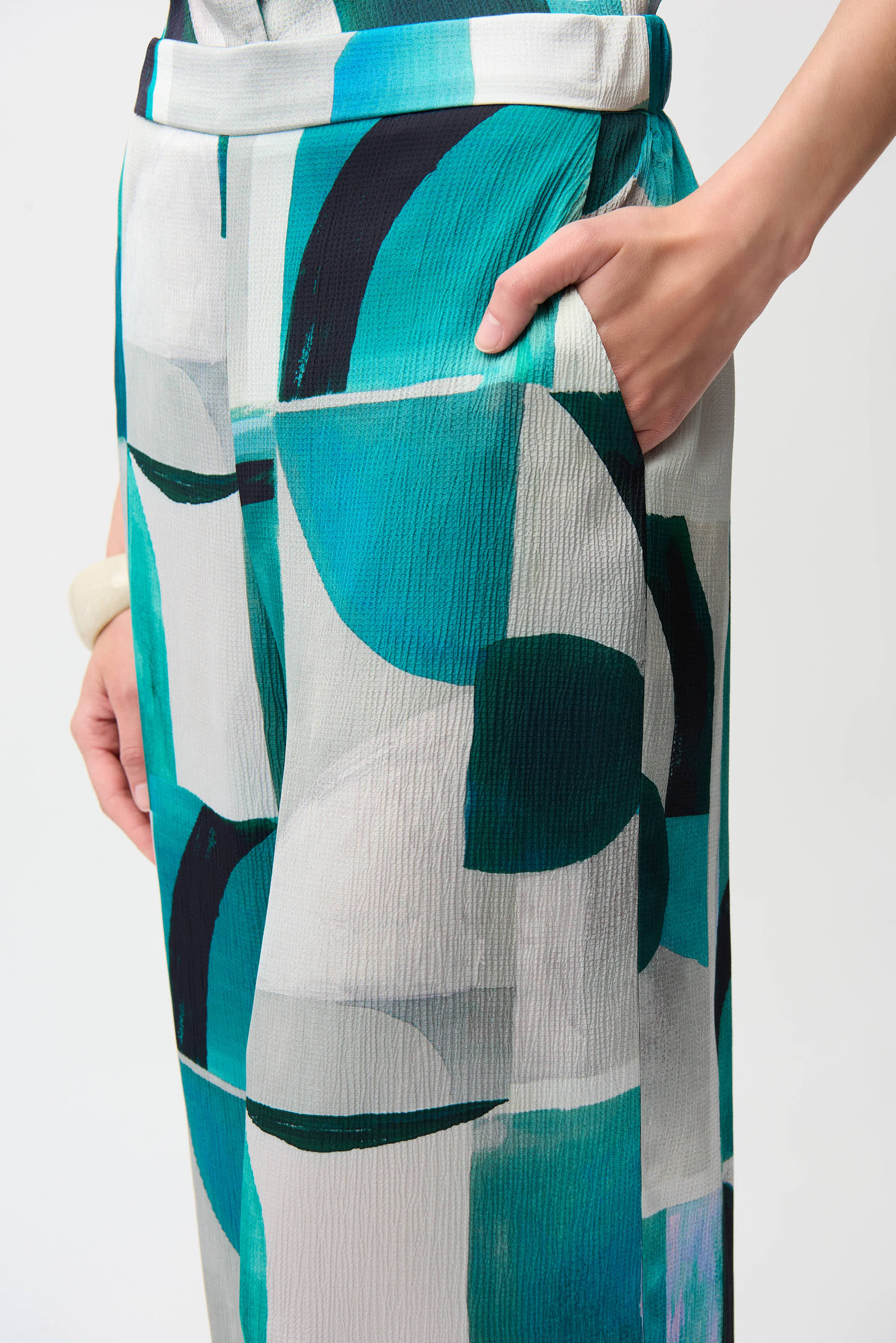 Pantalón de pierna ancha con estampado geométrico verde 261042