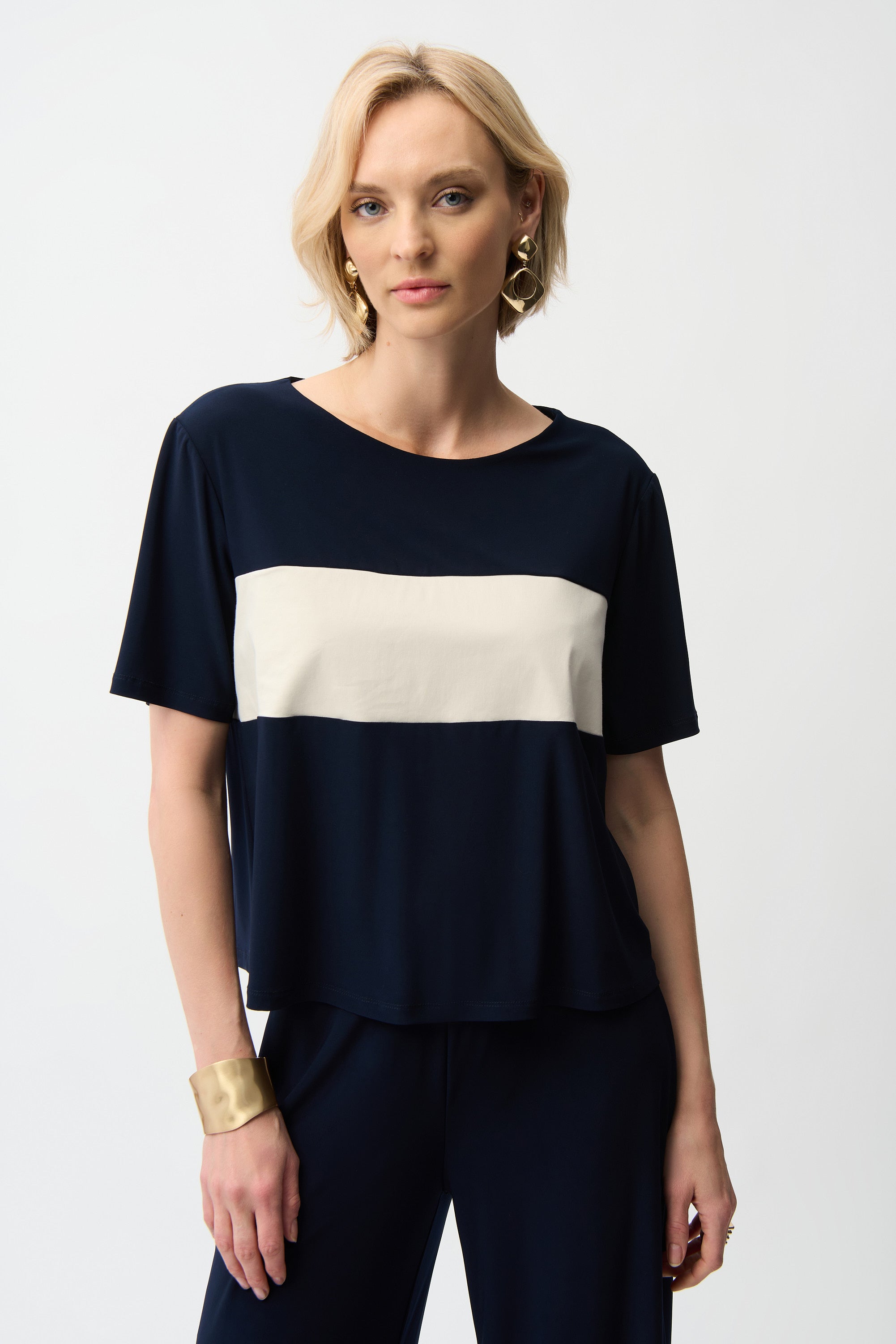 Blusa boxy con bloques de color azul marino y beige 261080