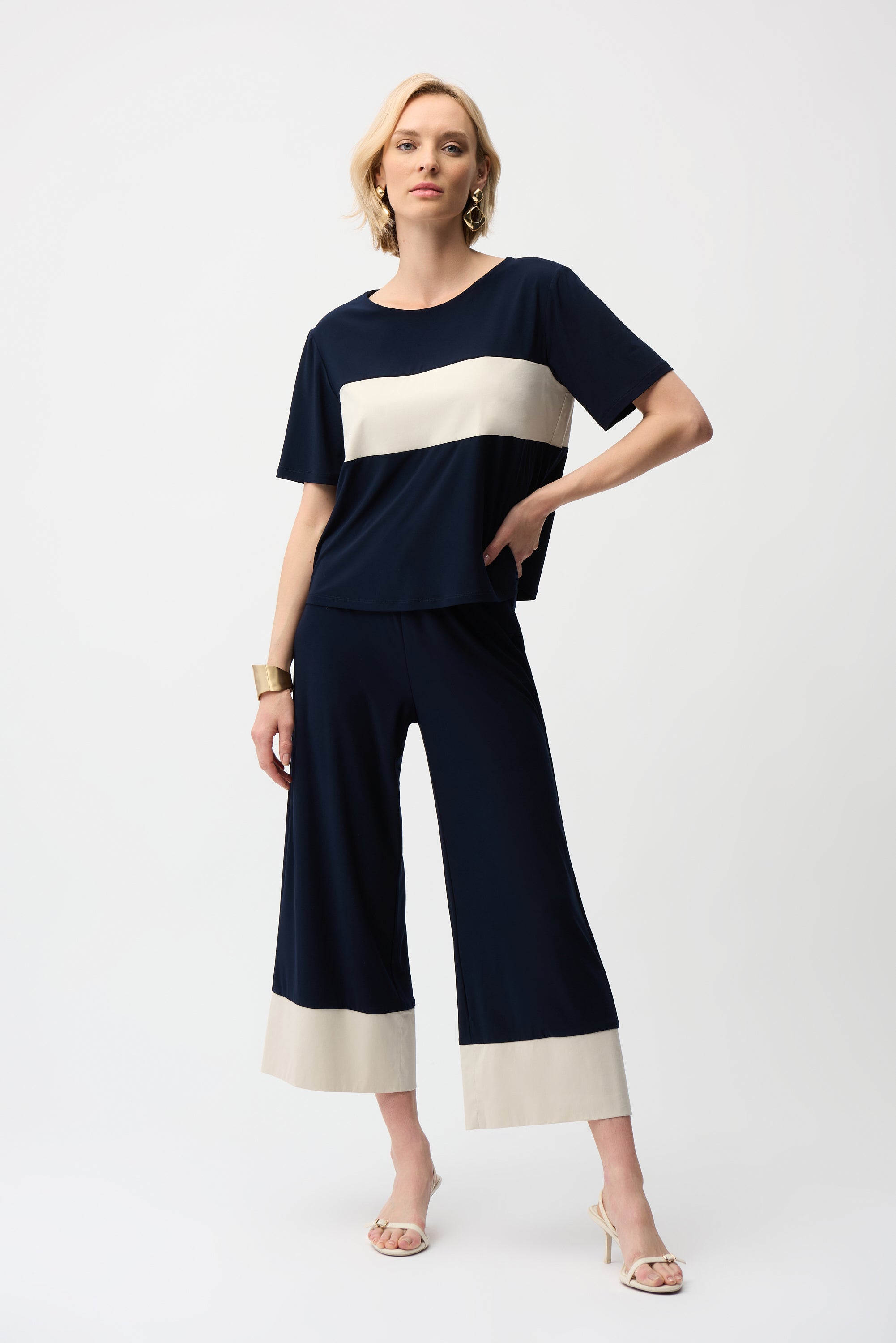 Blusa boxy con bloques de color azul marino y beige 261080