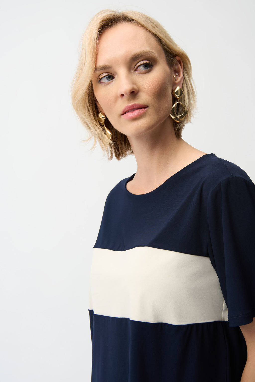 Blusa boxy con bloques de color azul marino y beige 261080
