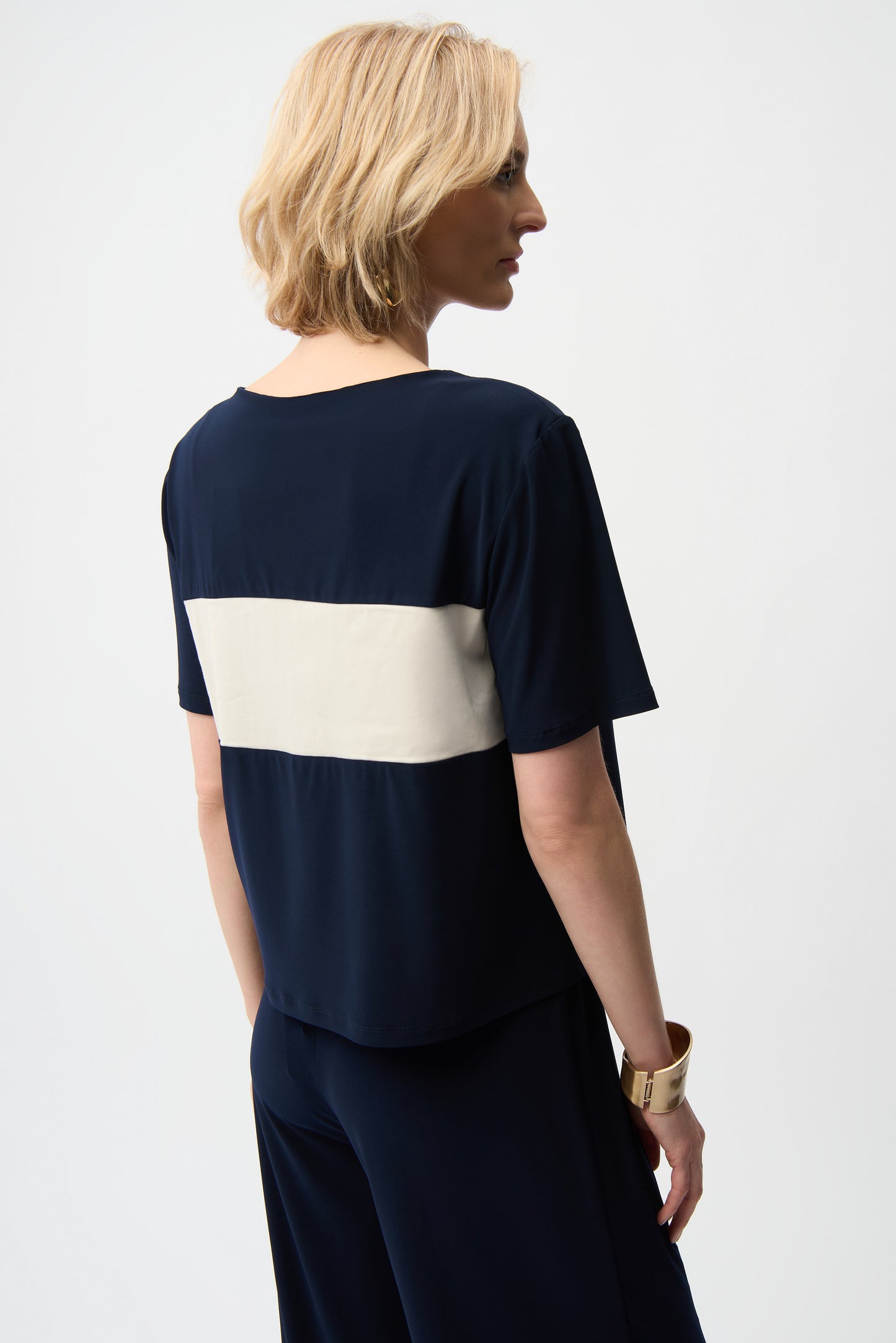 Blusa boxy con bloques de color azul marino y beige 261080