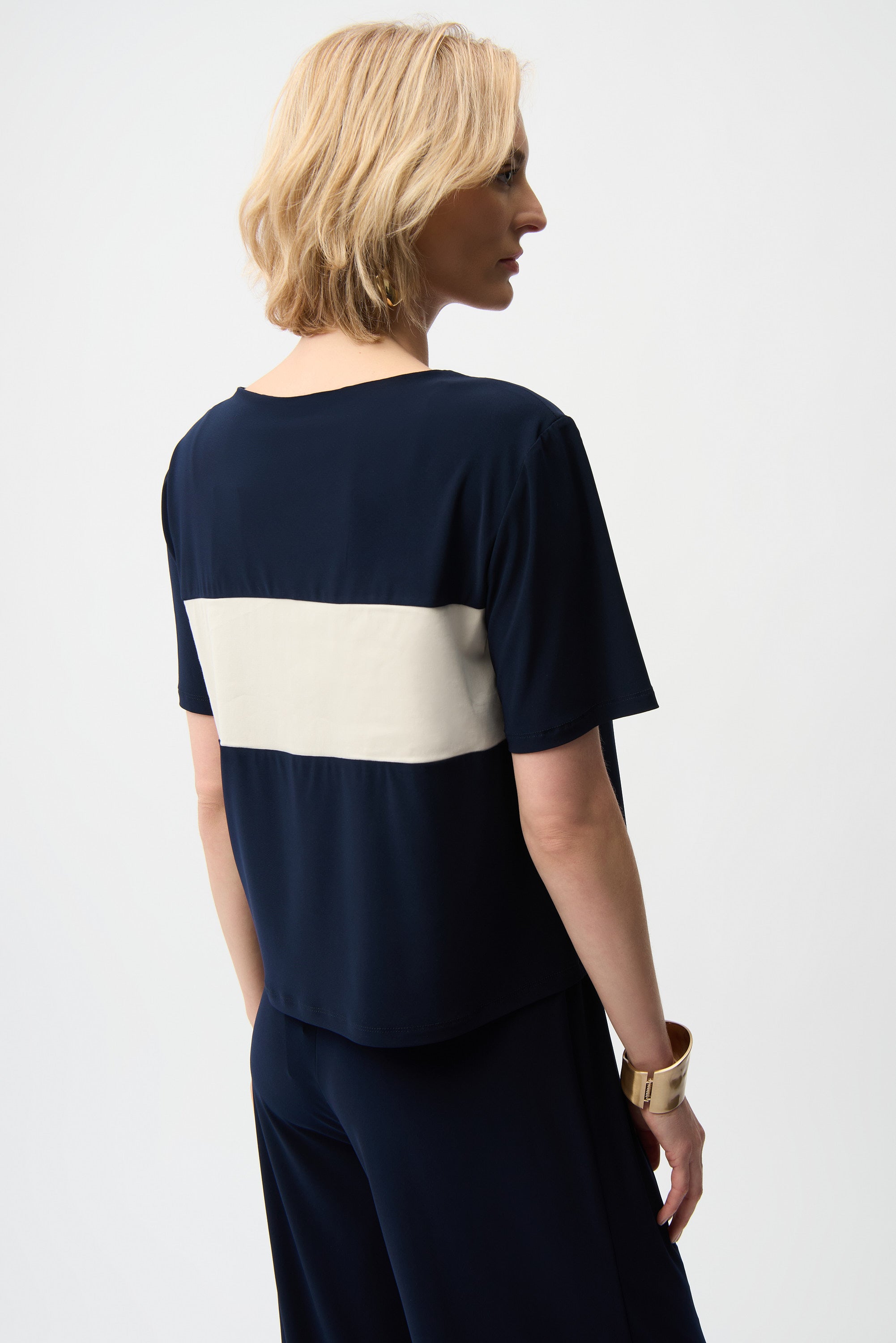 Blusa boxy con bloques de color azul marino y beige 261080