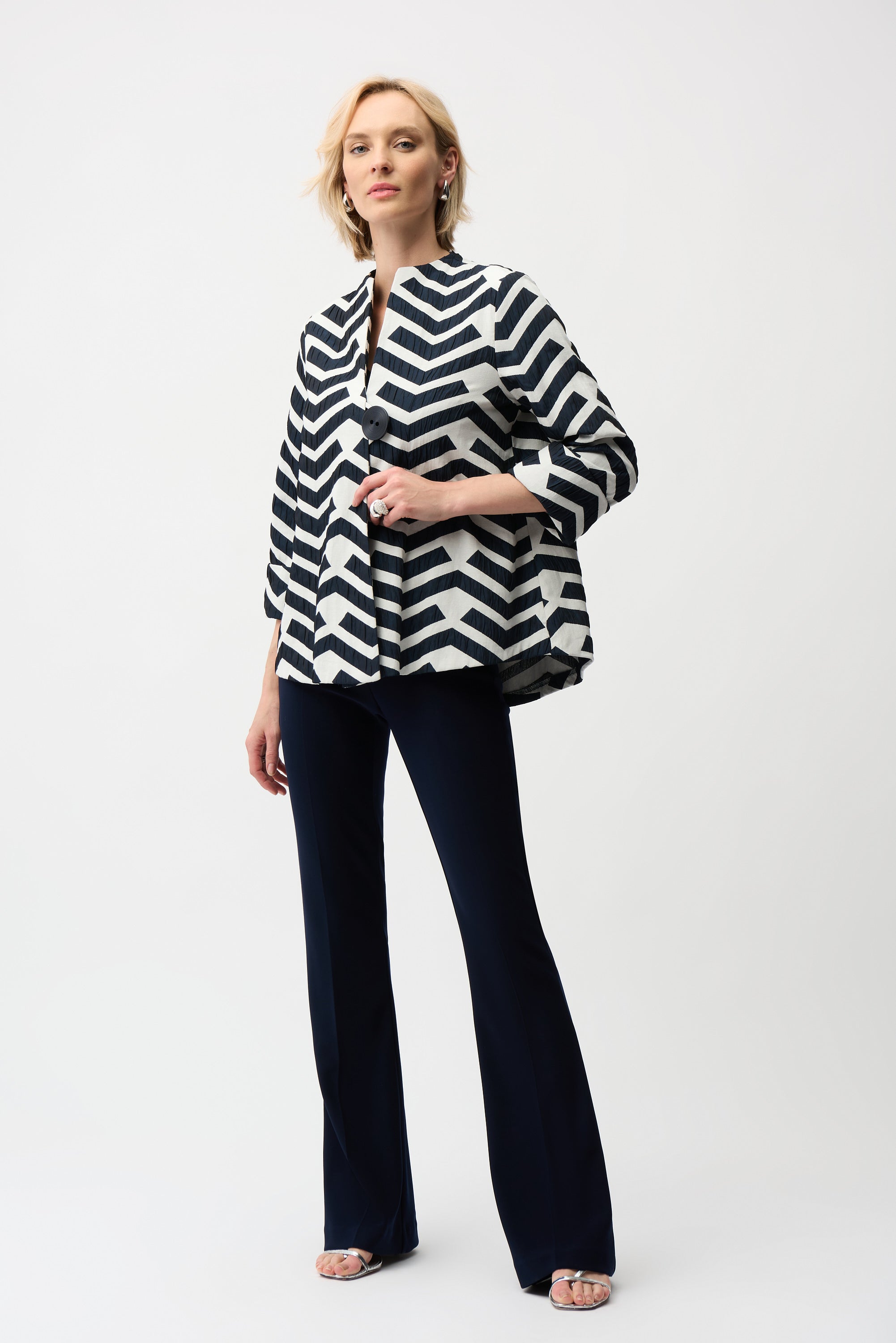 Chaqueta de corte trapecio en jacquard geométrico Blanco roto/Azul marino 261097