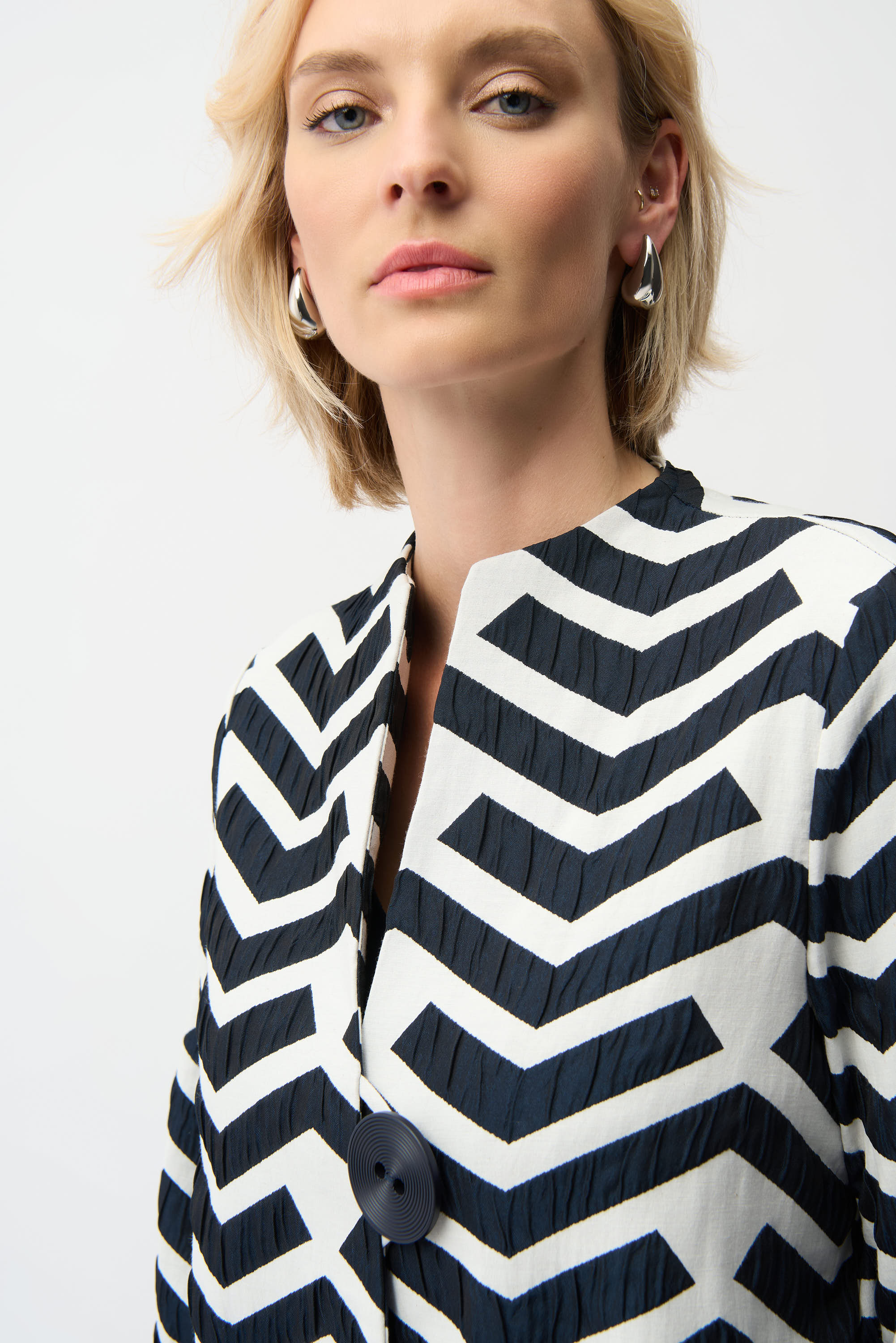Chaqueta de corte trapecio en jacquard geométrico Blanco roto/Azul marino 261097