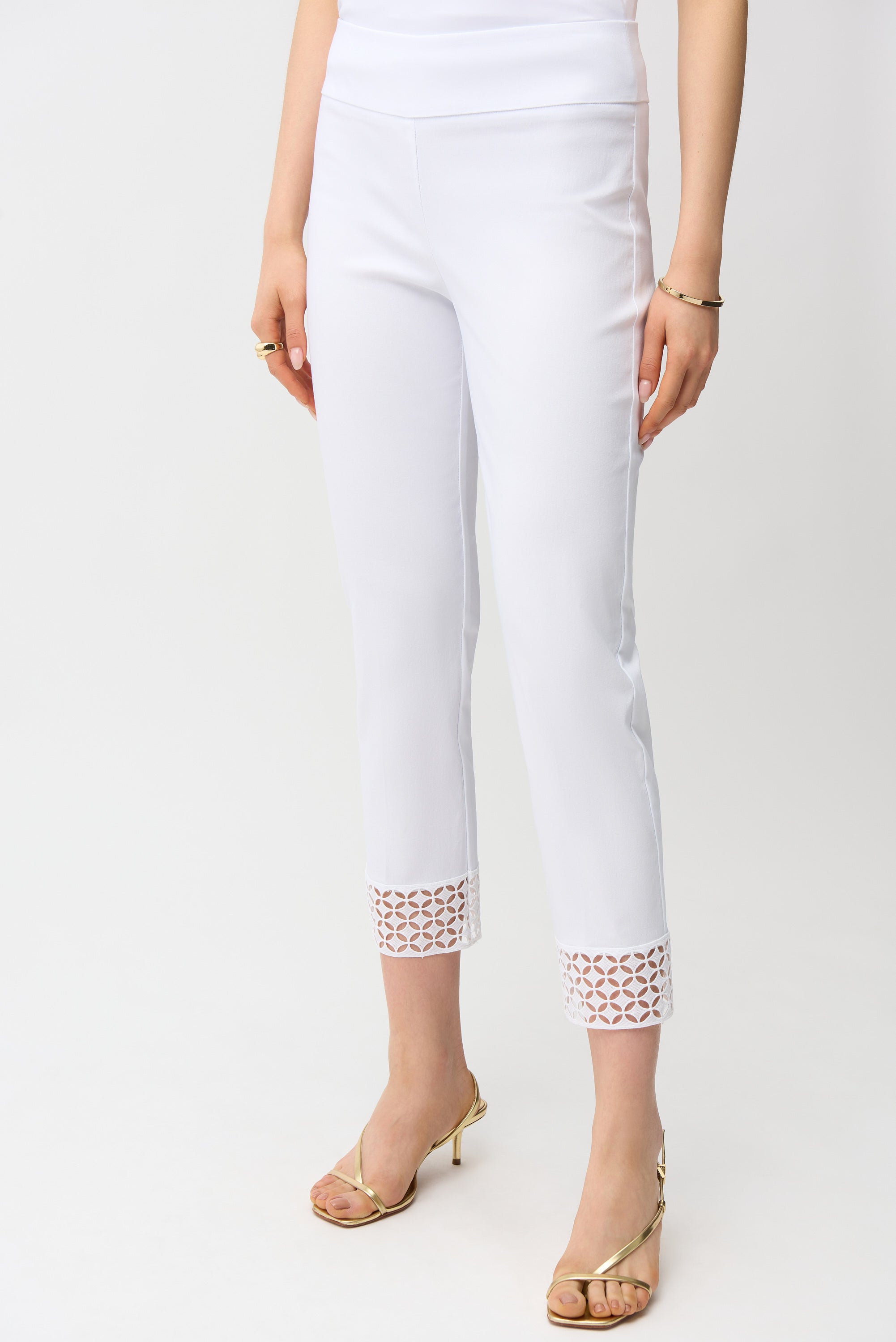 Pantalón capri sin cierres con detalle de guipur blanco 261159