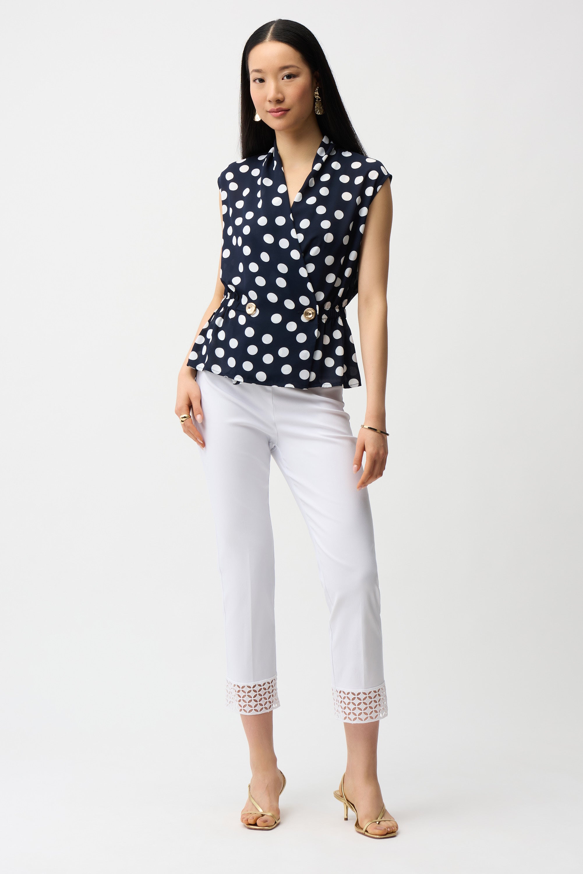 Pantalón capri sin cierres con detalle de guipur blanco 261159