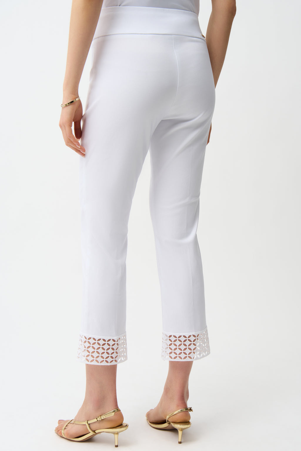 Pantalón capri sin cierres con detalle de guipur blanco 261159