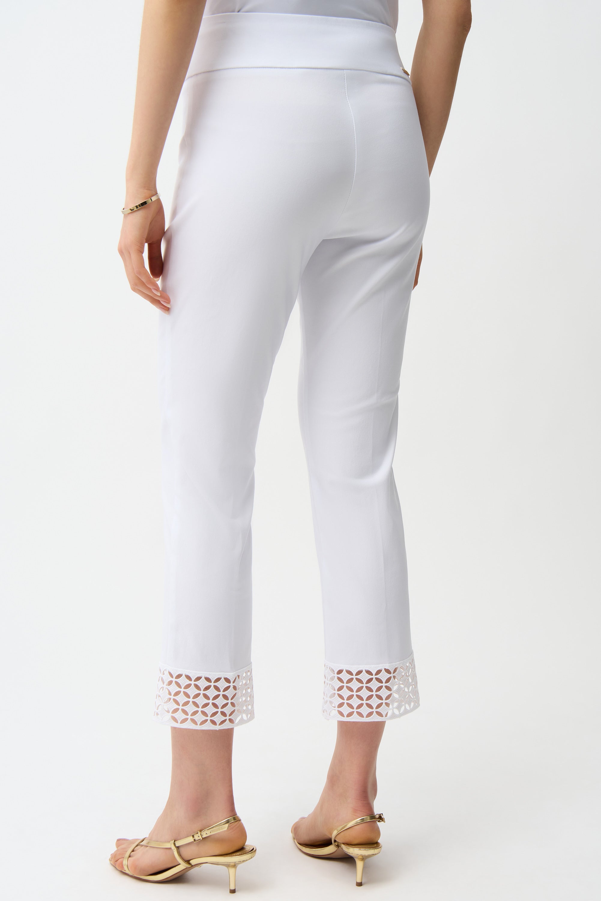 Pantalón capri sin cierres con detalle de guipur blanco 261159