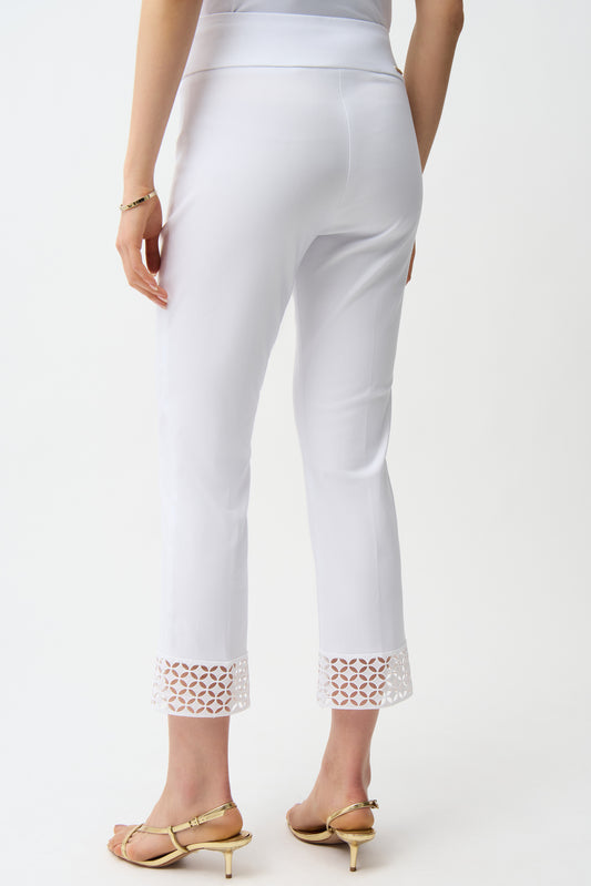 Pantalón capri sin cierres con detalle de guipur blanco 261159