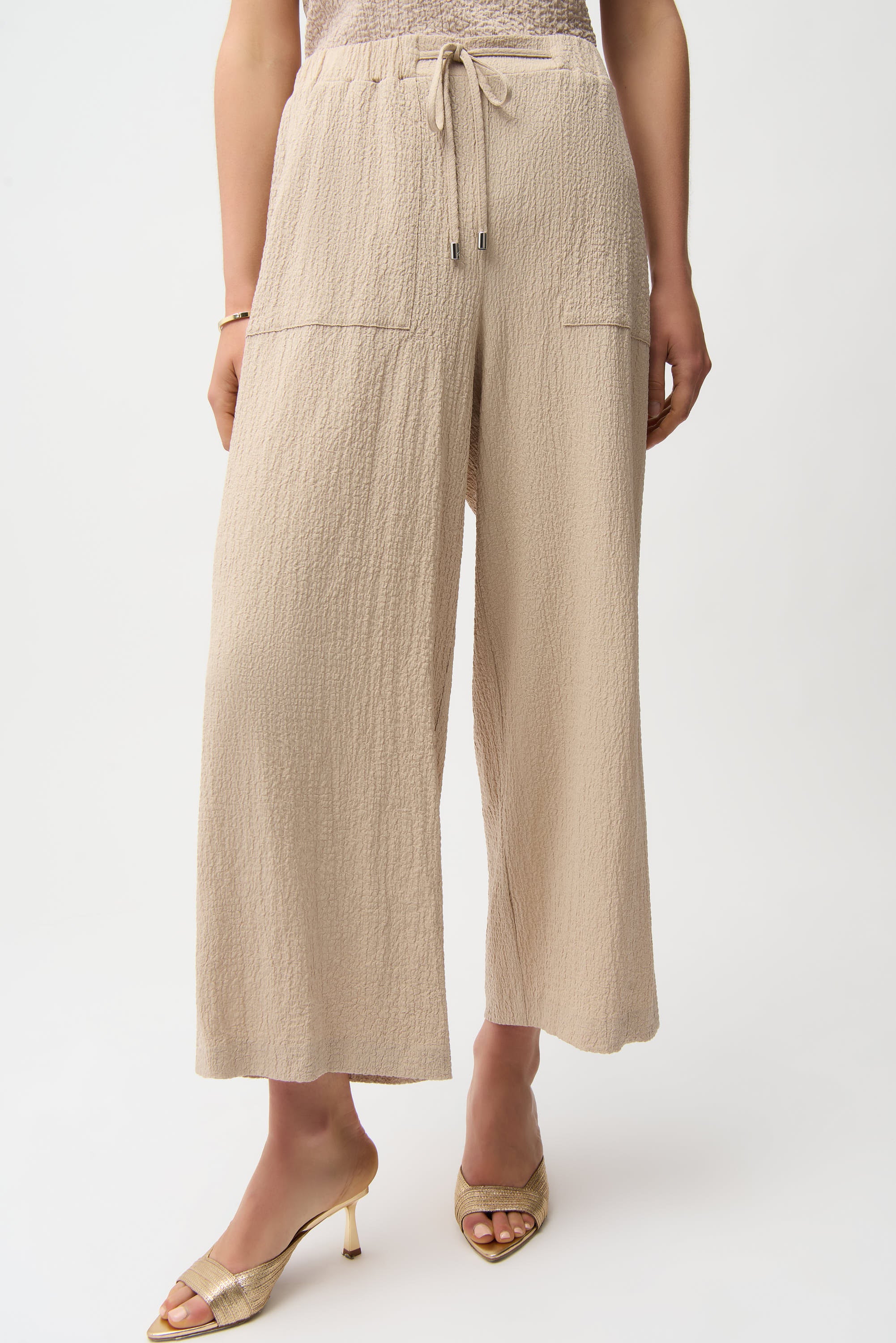 Pantalón crop texturizados sin cierres con bolsillos delanteros beige 261197
