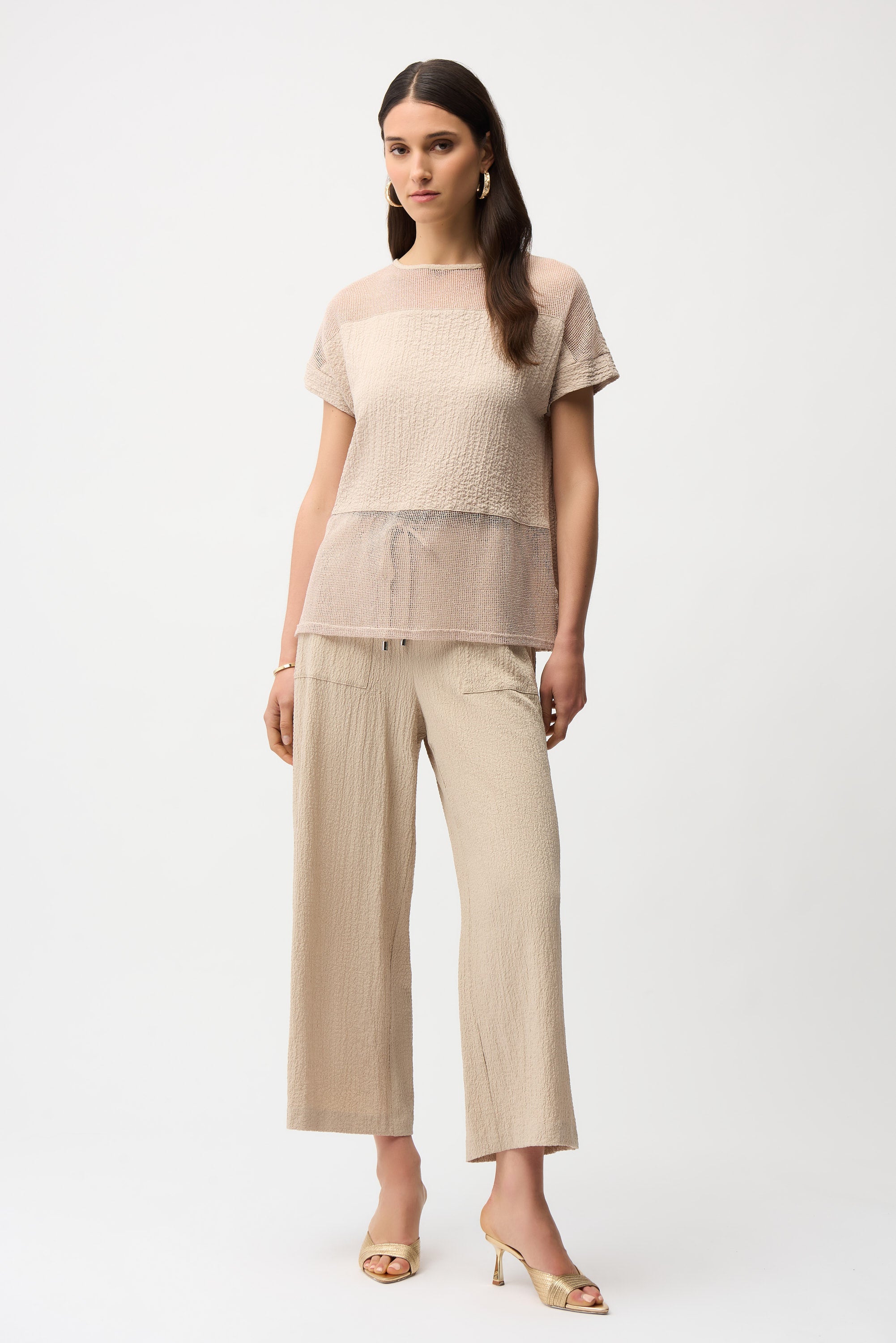 Pantalón crop texturizados sin cierres con bolsillos delanteros beige 261197