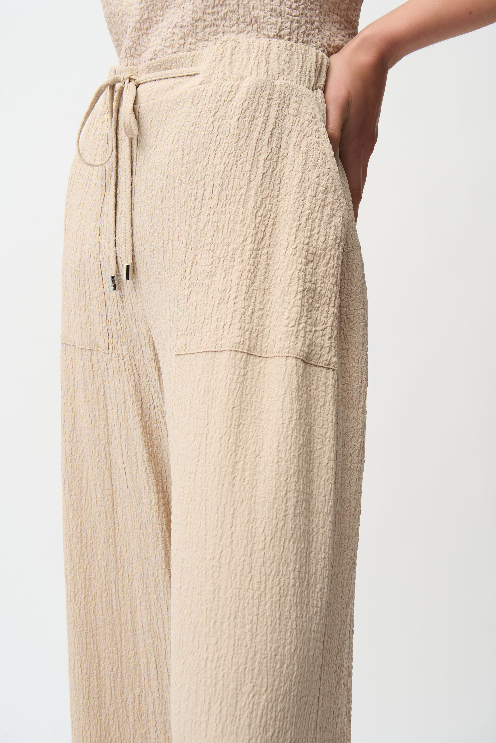 Pantalón crop texturizados sin cierres con bolsillos delanteros beige 261197