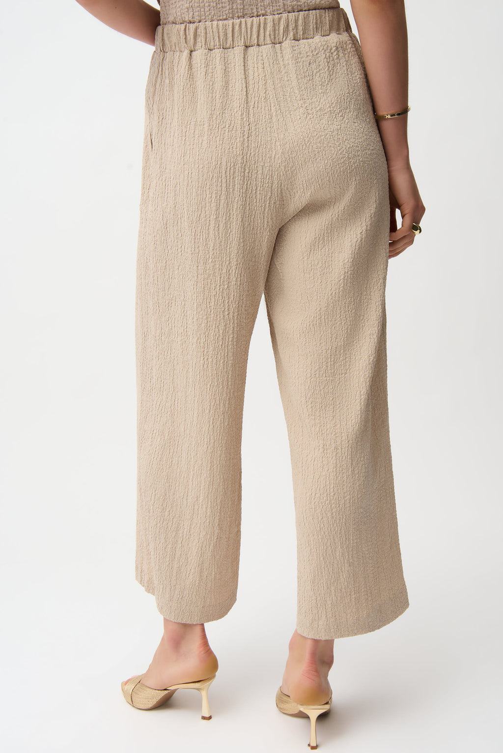 Pantalón crop texturizados sin cierres con bolsillos delanteros beige 261197