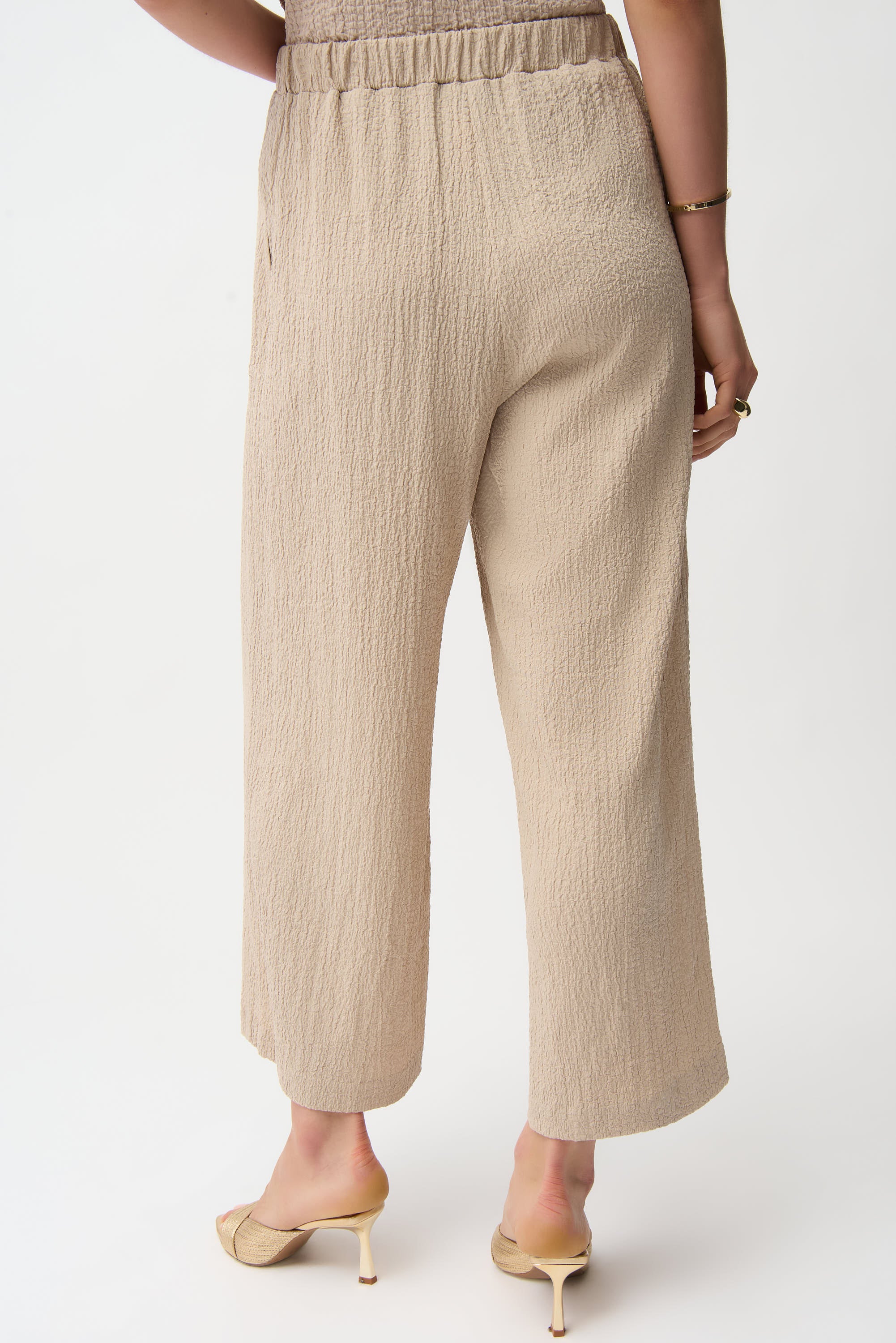 Pantalón crop texturizados sin cierres con bolsillos delanteros beige 261197