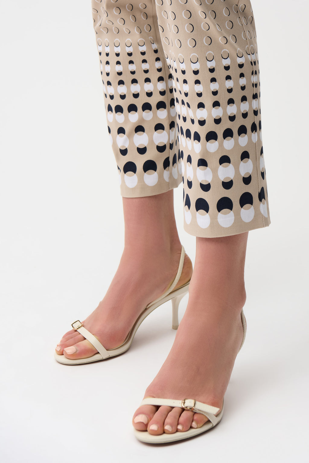 Pantalón rectos sin cierres con estampado geométrico beige 261222
