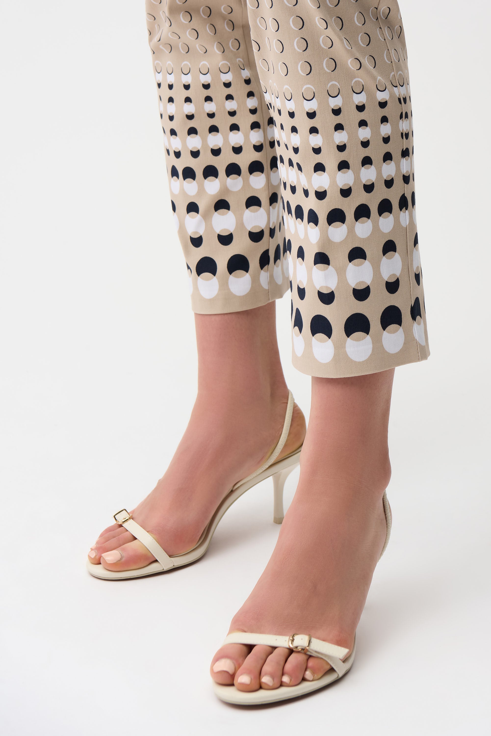 Pantalón rectos sin cierres con estampado geométrico beige 261222