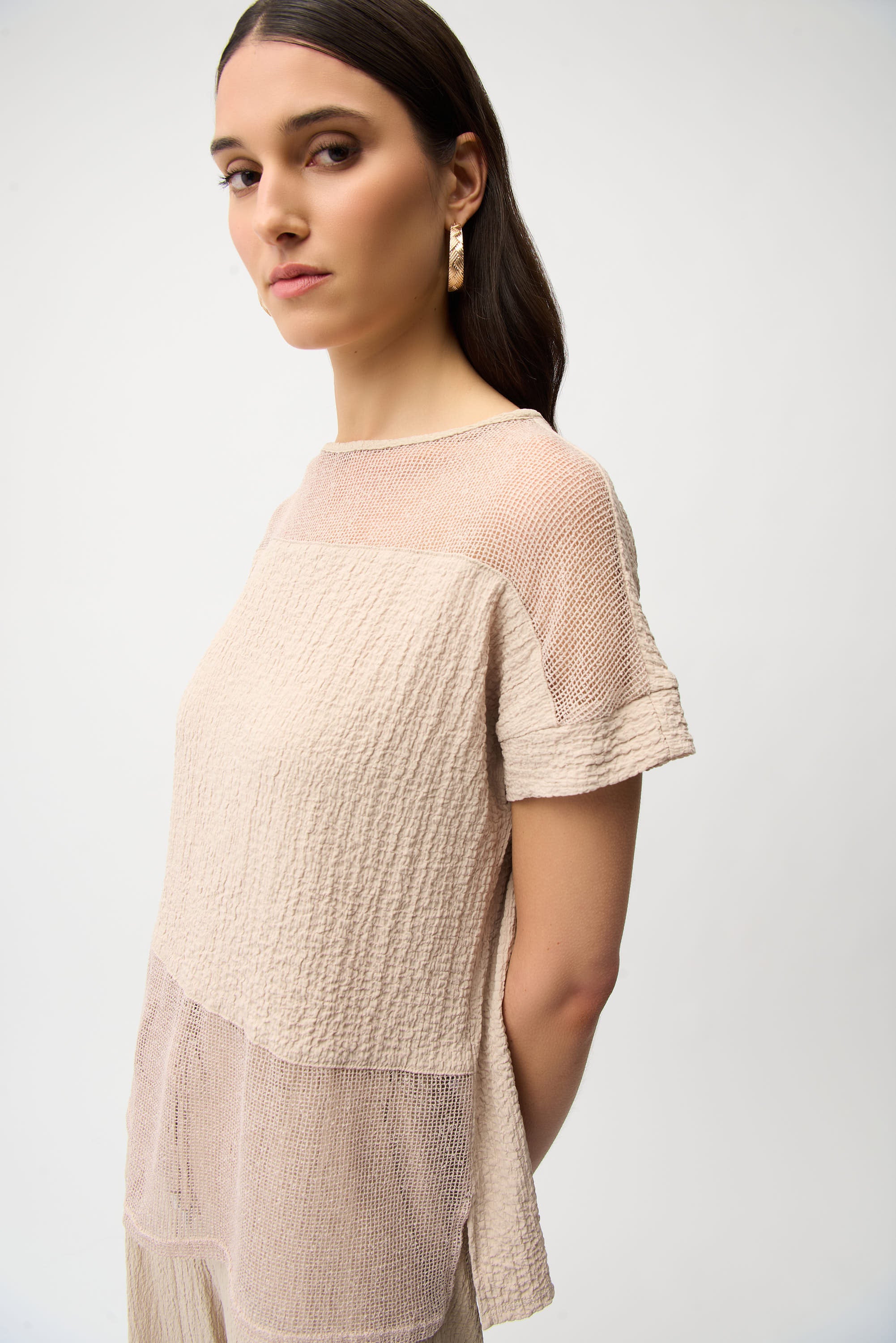 Blusa texturizada con malla con cuello barco beige 261247