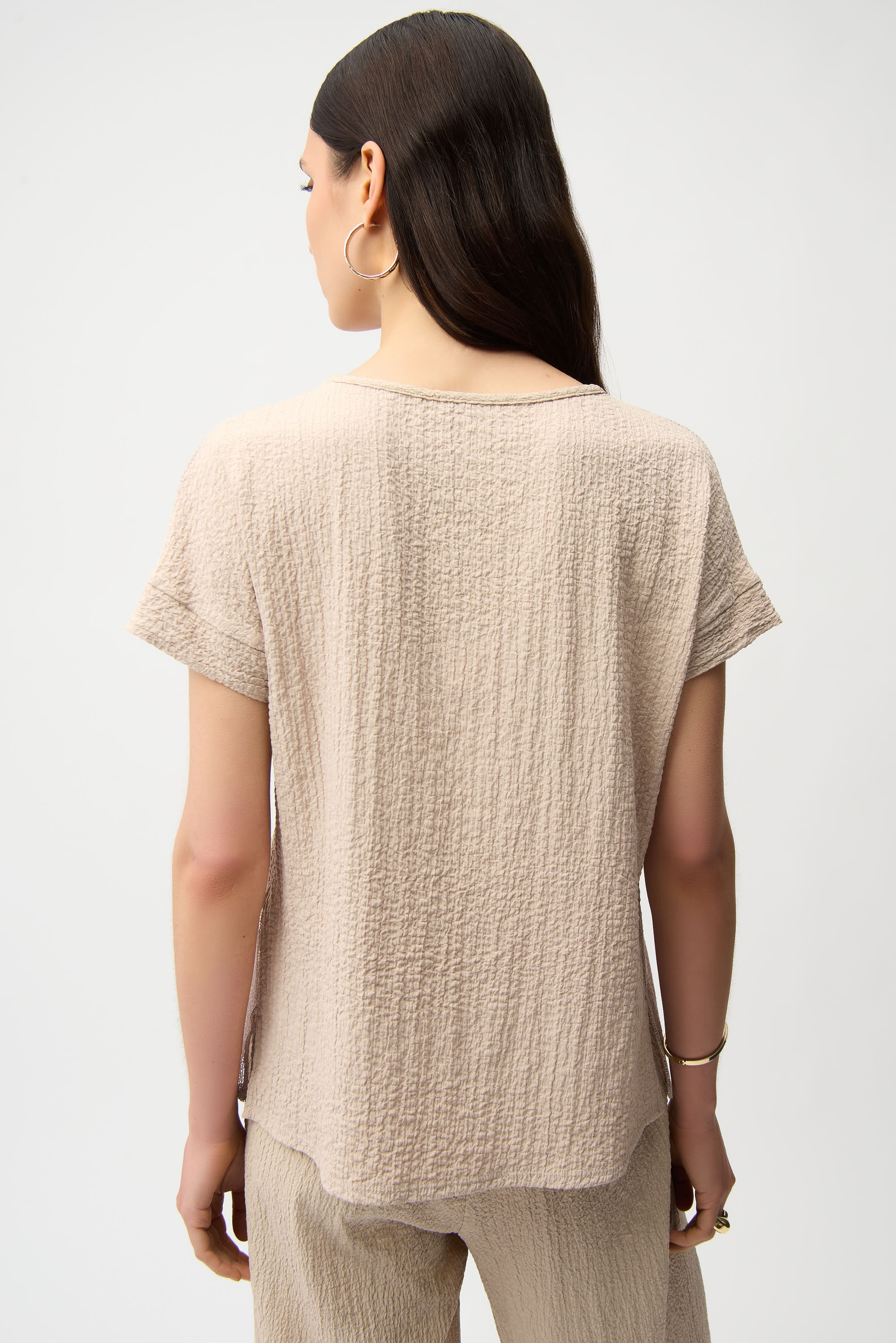 Blusa texturizada con malla con cuello barco beige 261247