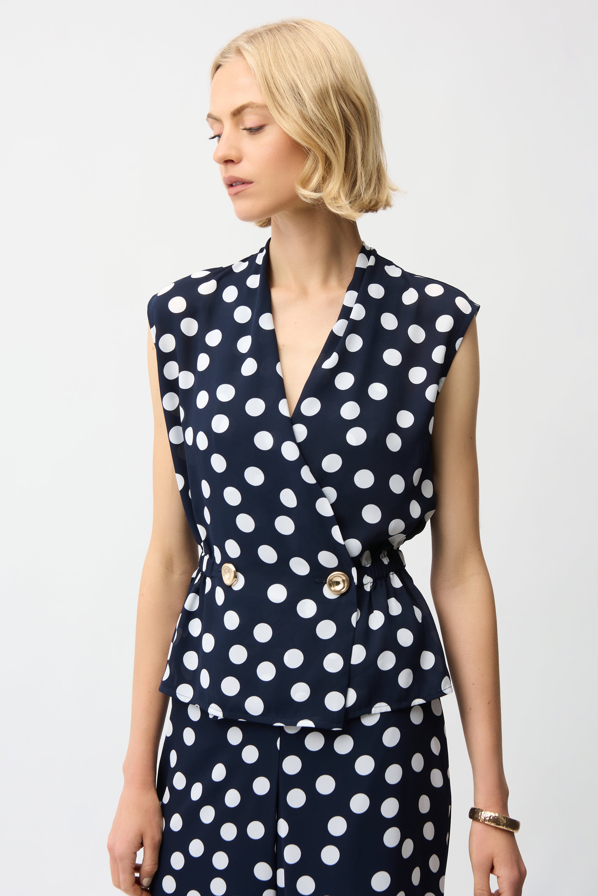 Blusa cruzada con estampado de puntos y botones dorados azul marino 261250