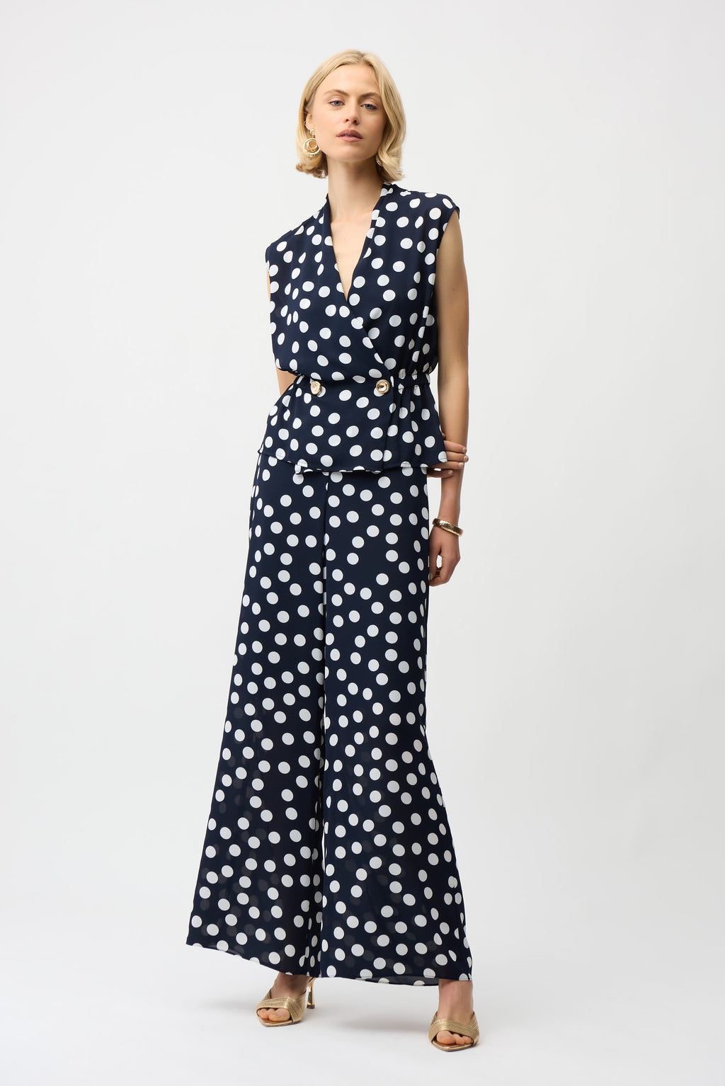 Blusa cruzada con estampado de puntos y botones dorados azul marino 261250