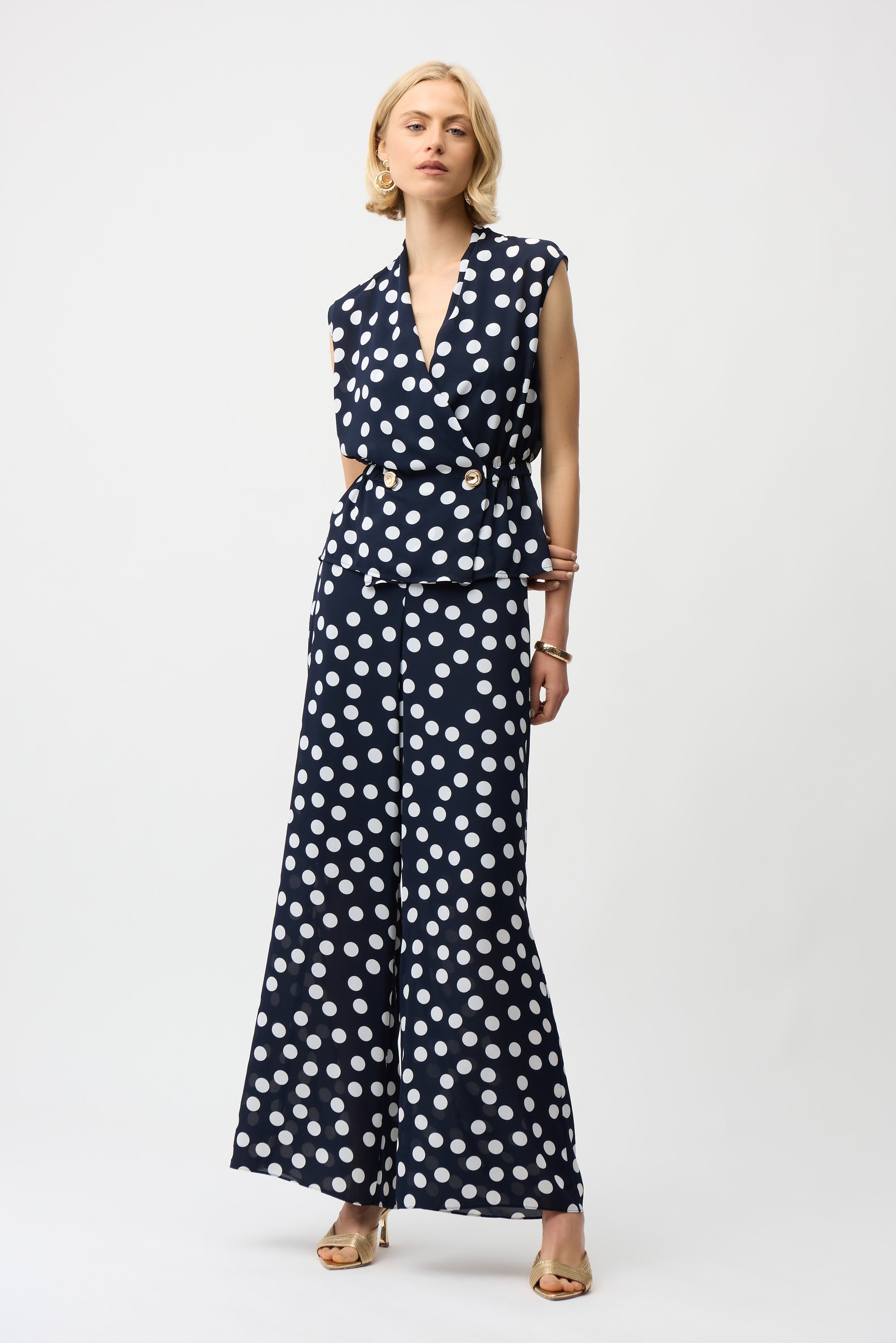 Blusa cruzada con estampado de puntos y botones dorados azul marino 261250