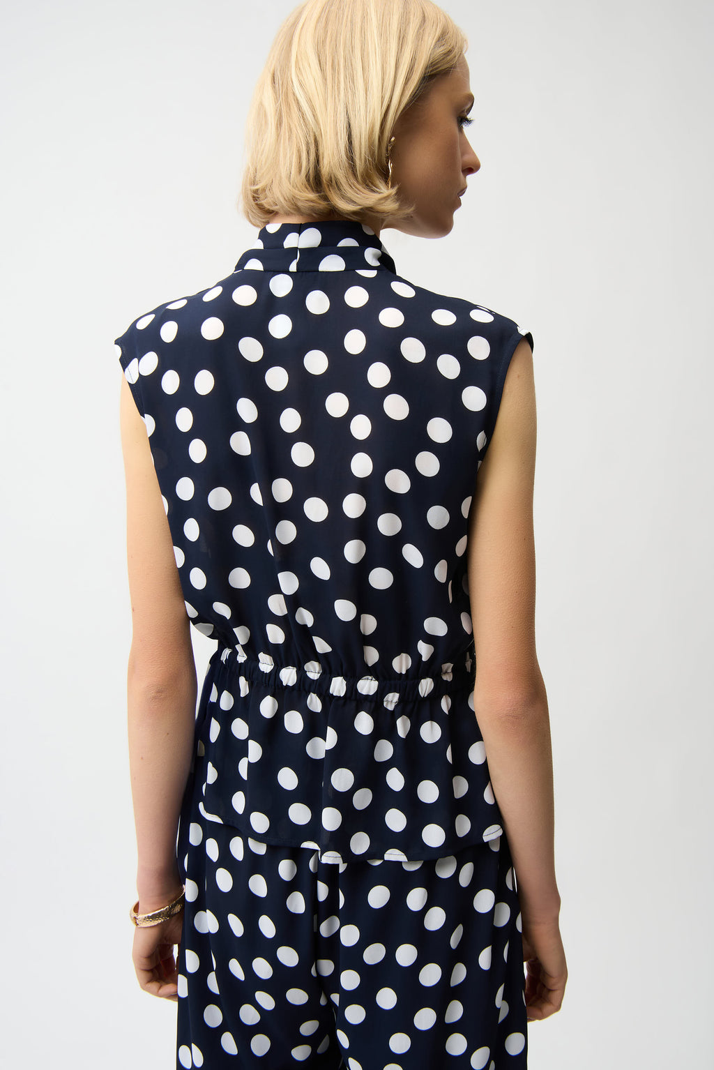 Blusa cruzada con estampado de puntos y botones dorados azul marino 261250