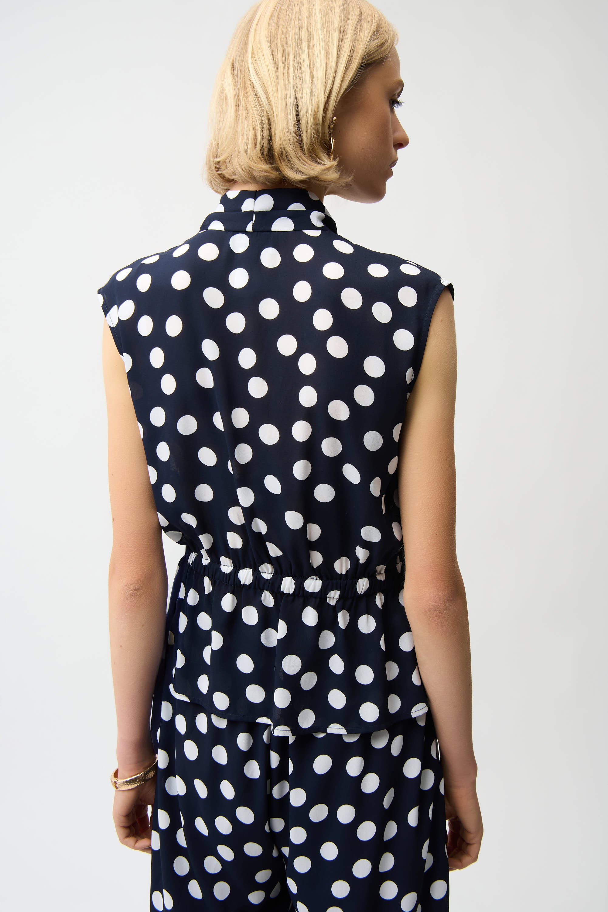 Blusa cruzada con estampado de puntos y botones dorados azul marino 261250