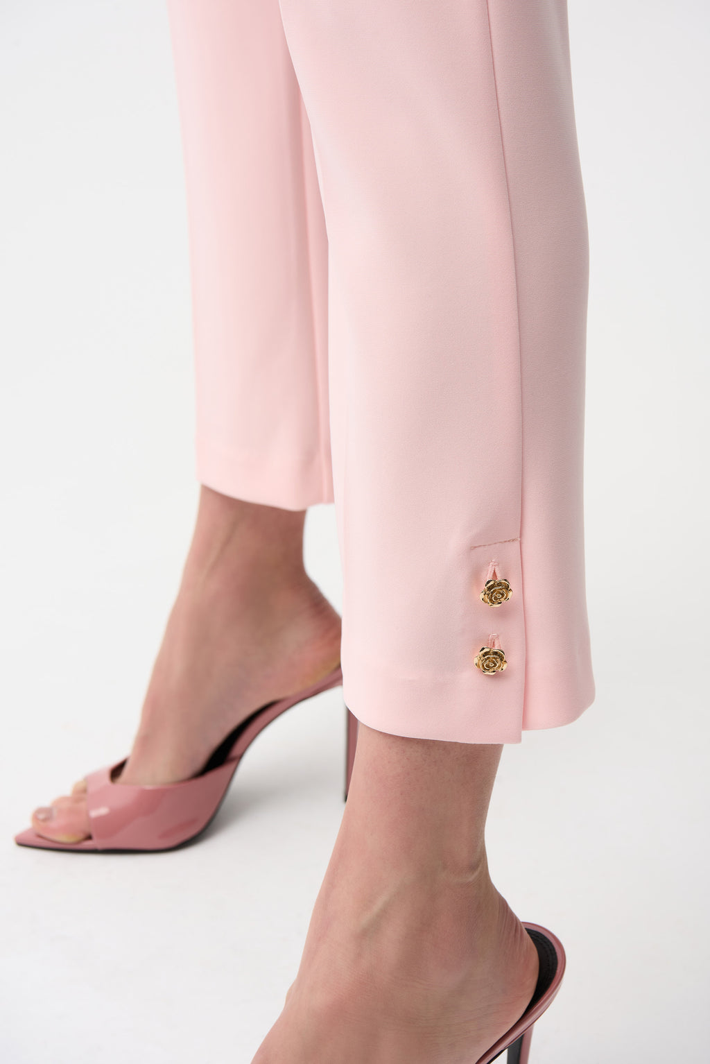 Pantalón crop sin cierres con botones dorados rosa pétalo 261254