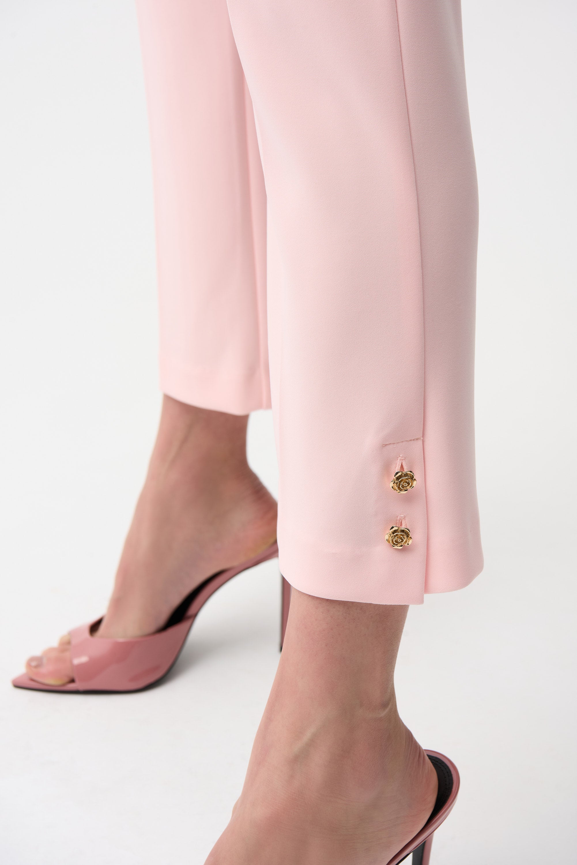 Pantalón crop sin cierres con botones dorados rosa pétalo 261254