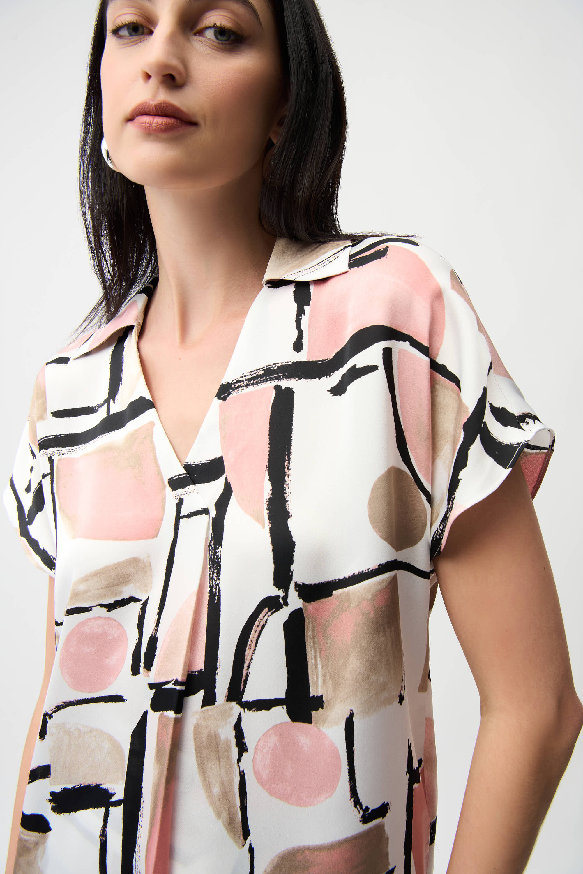 Blusa con estampado abstracto y escote en V rosa 261308