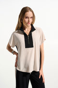 Top recto de punto sedoso con bloques de color y cuello con cremallera negro y beige 261611