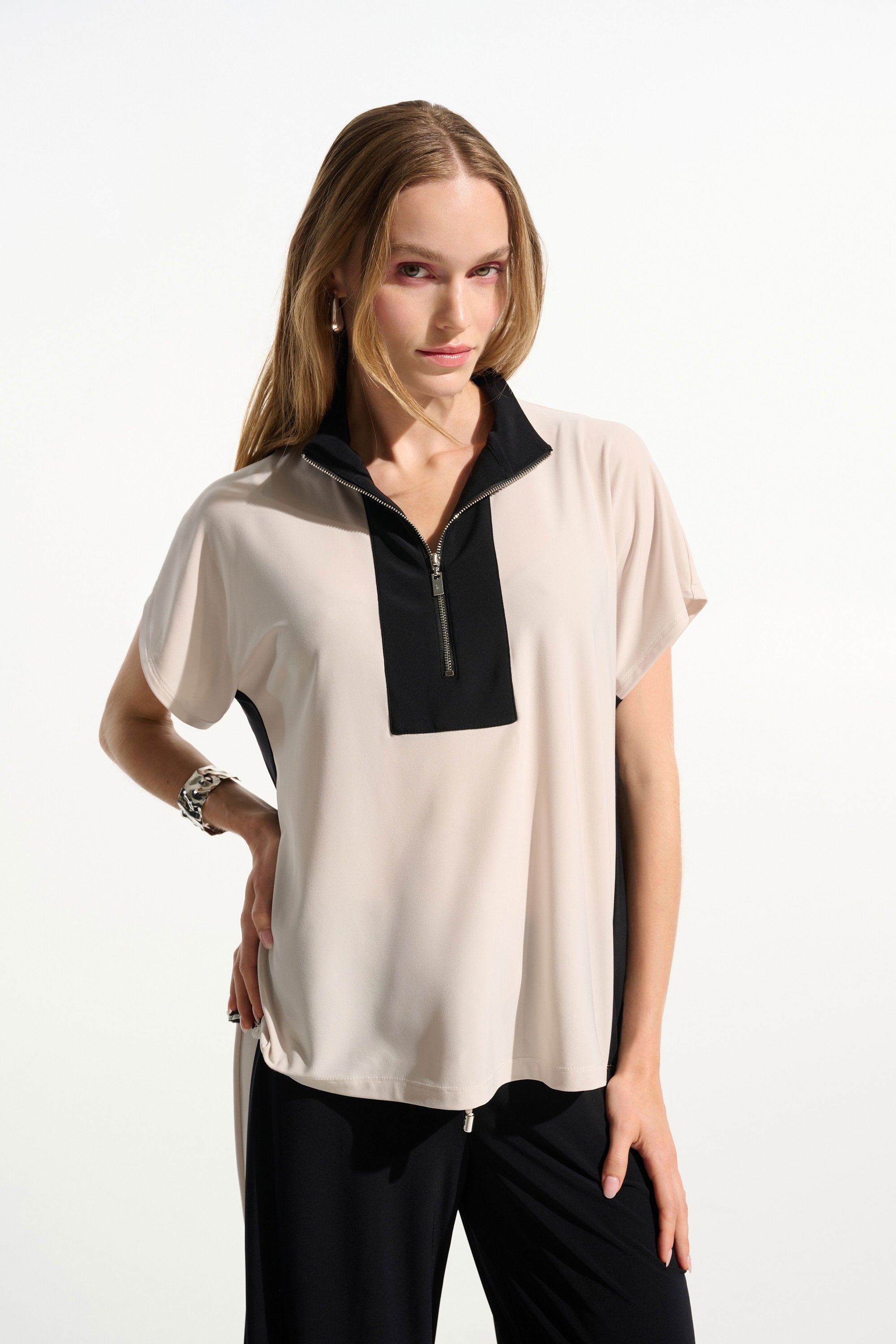 Top recto de punto sedoso con bloques de color y cuello con cremallera negro y beige 261611