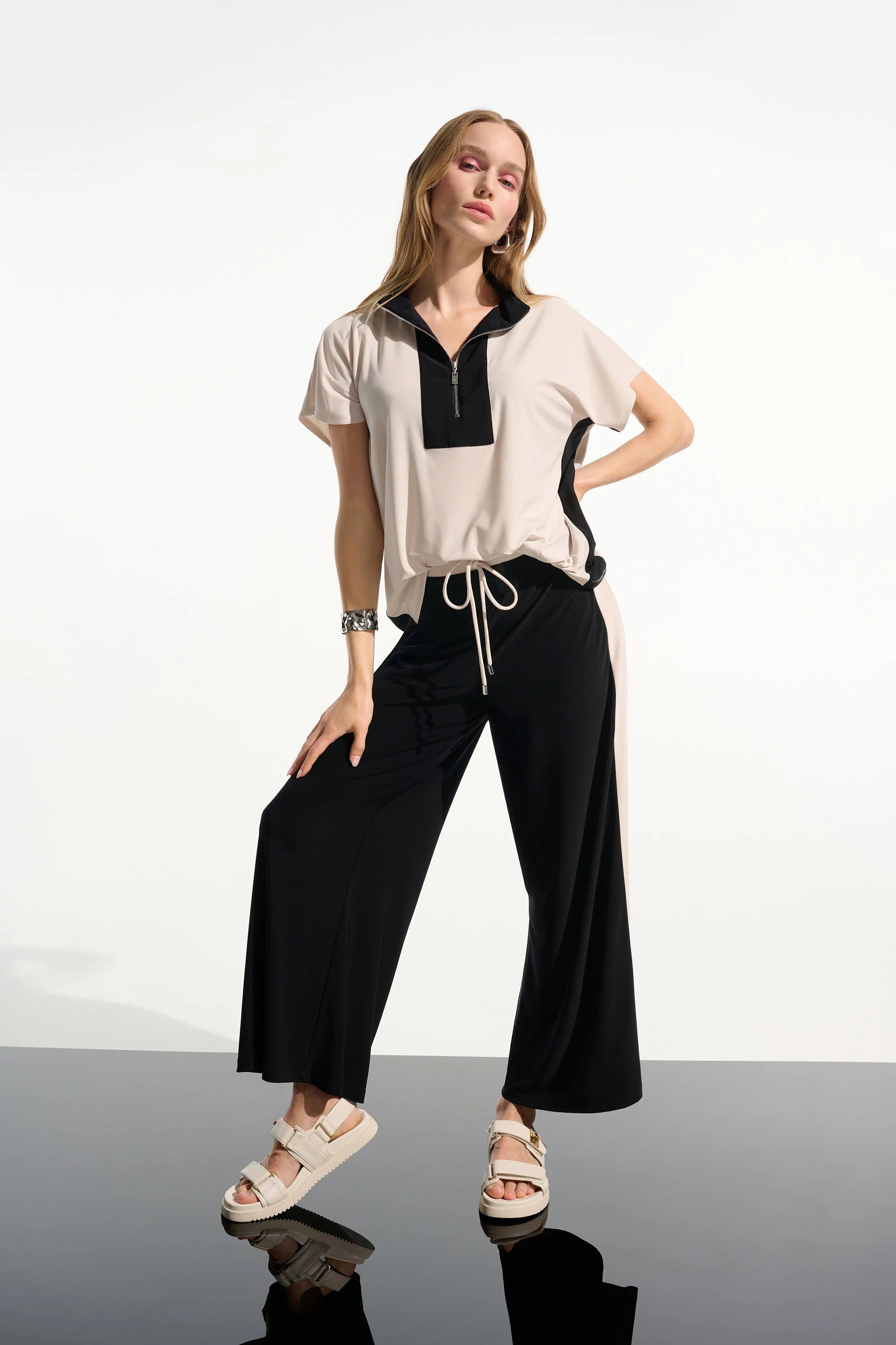 Top recto de punto sedoso con bloques de color y cuello con cremallera negro y beige 261611