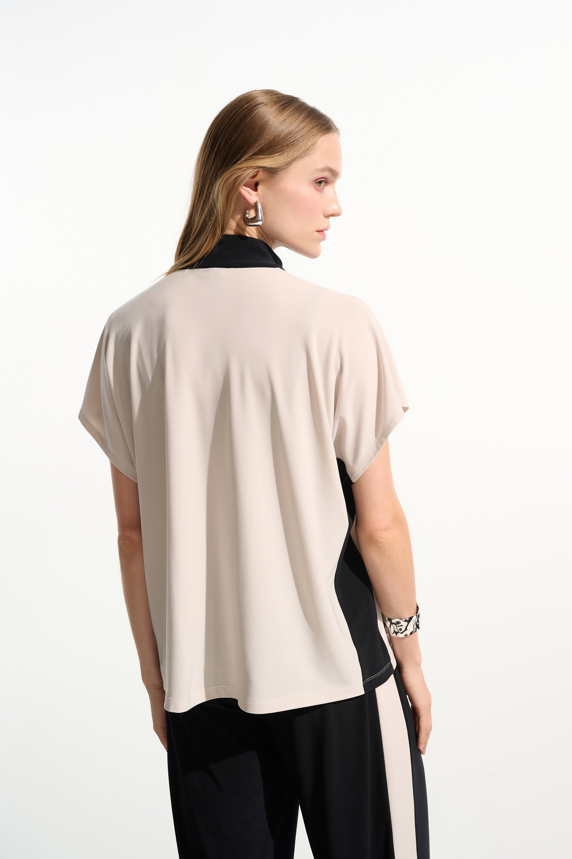 Top recto de punto sedoso con bloques de color y cuello con cremallera negro y beige 261611