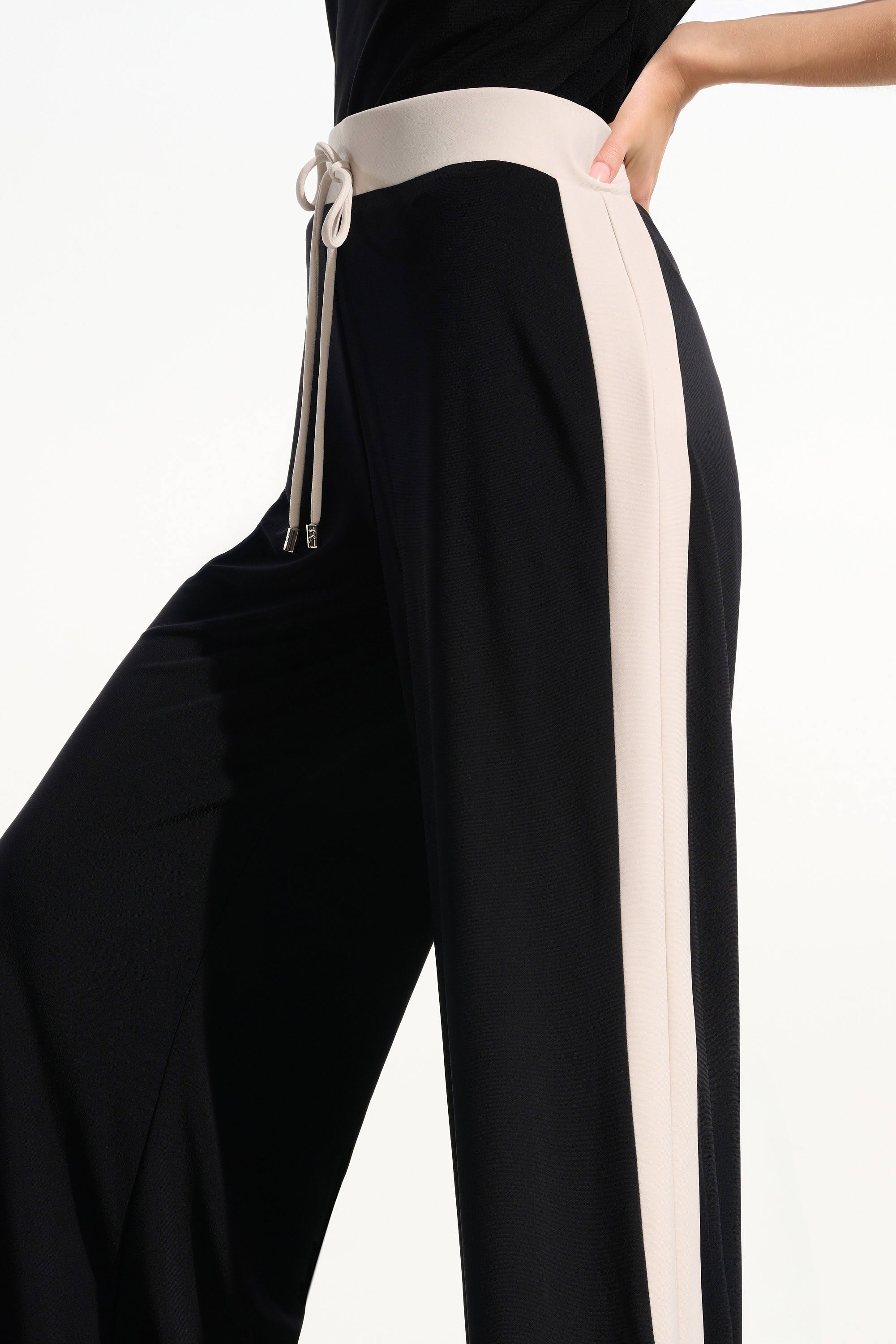 Pantalón sin cierres de pierna ancha en punto sedoso con bloques de color negro y beige 261612