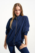 Chaqueta de exterior de nailon elástico boxy con cuello falso azul indigo 261647