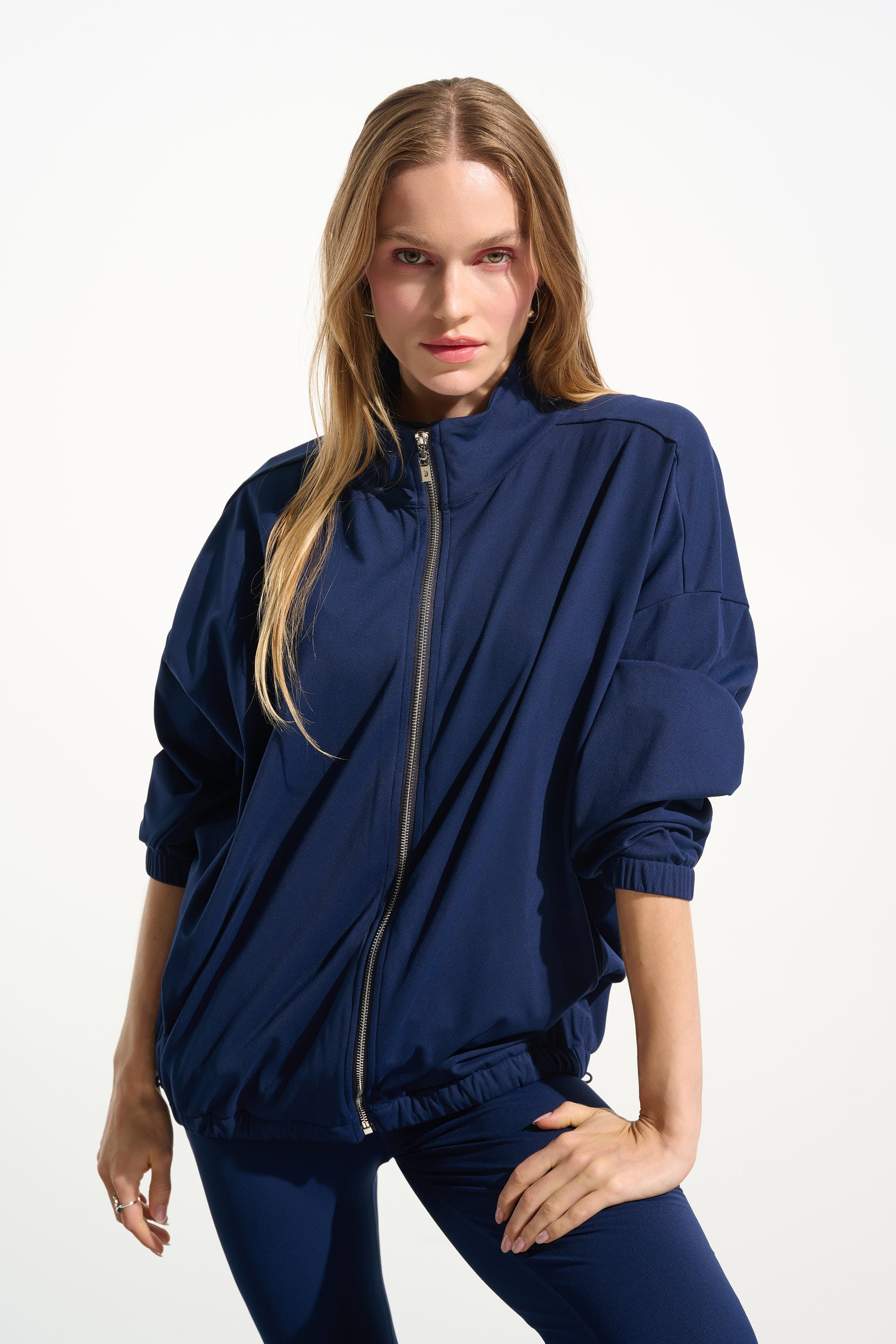 Chaqueta de exterior de nailon elástico boxy con cuello falso azul indigo 261647
