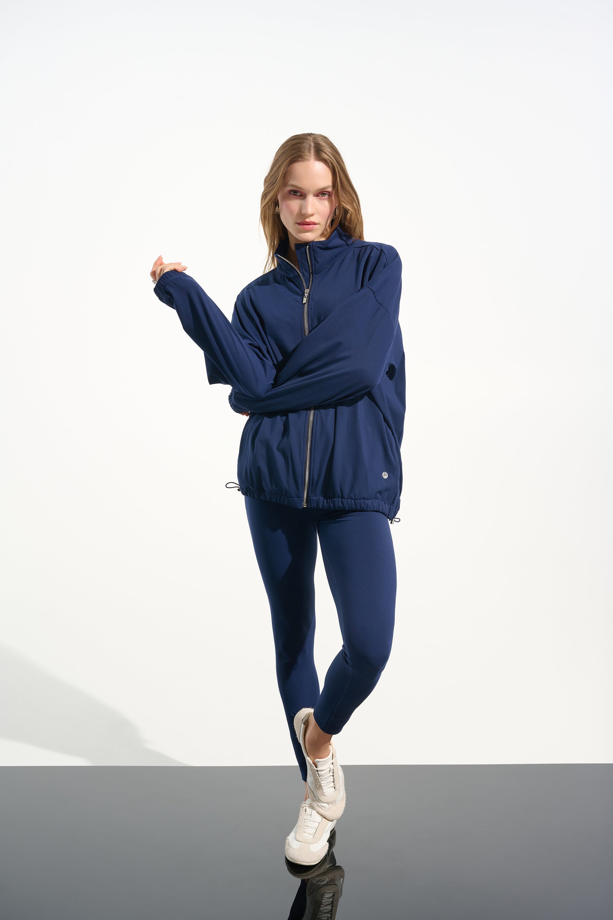 Chaqueta de exterior de nailon elástico boxy con cuello falso azul indigo 261647