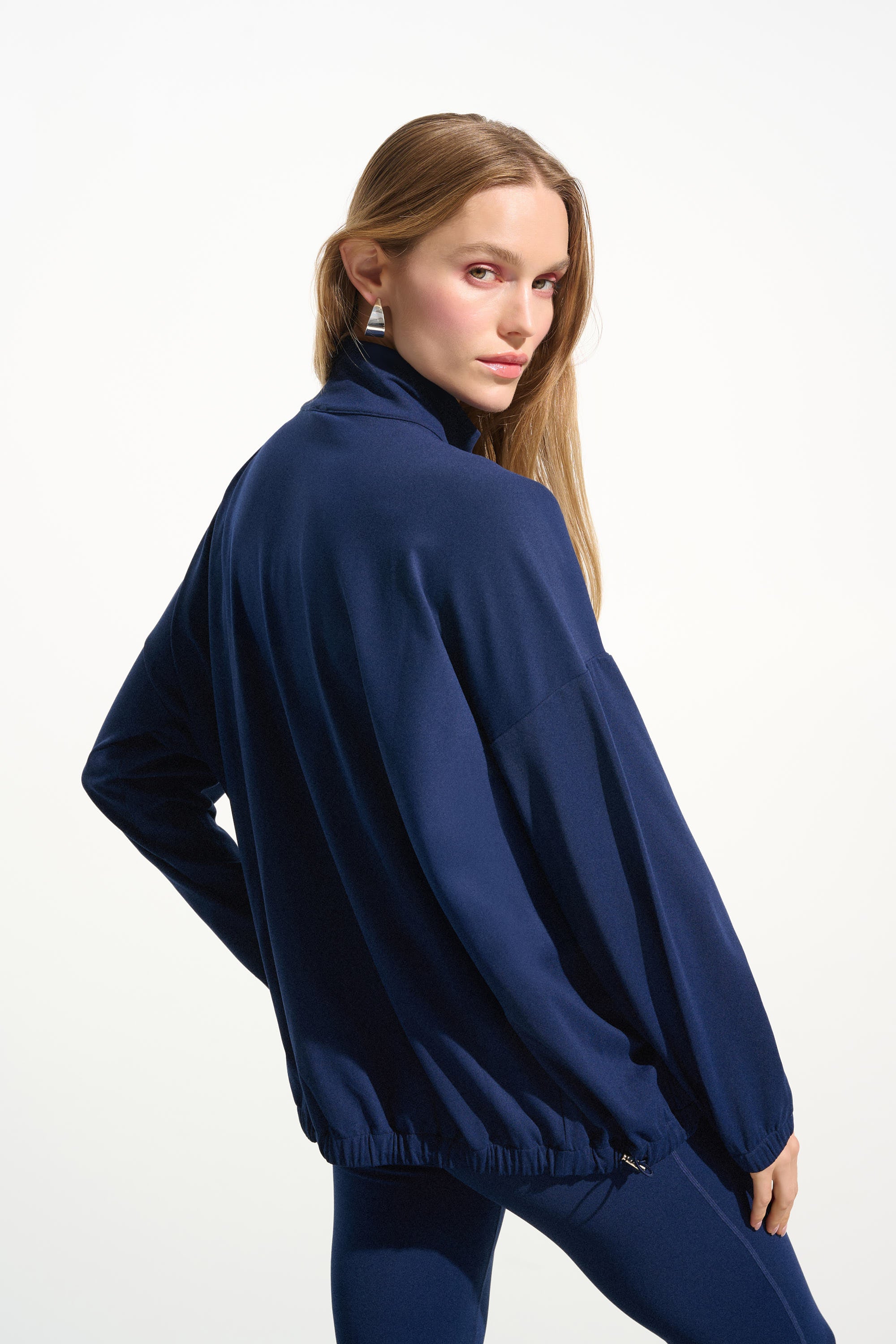 Chaqueta de exterior de nailon elástico boxy con cuello falso azul indigo 261647